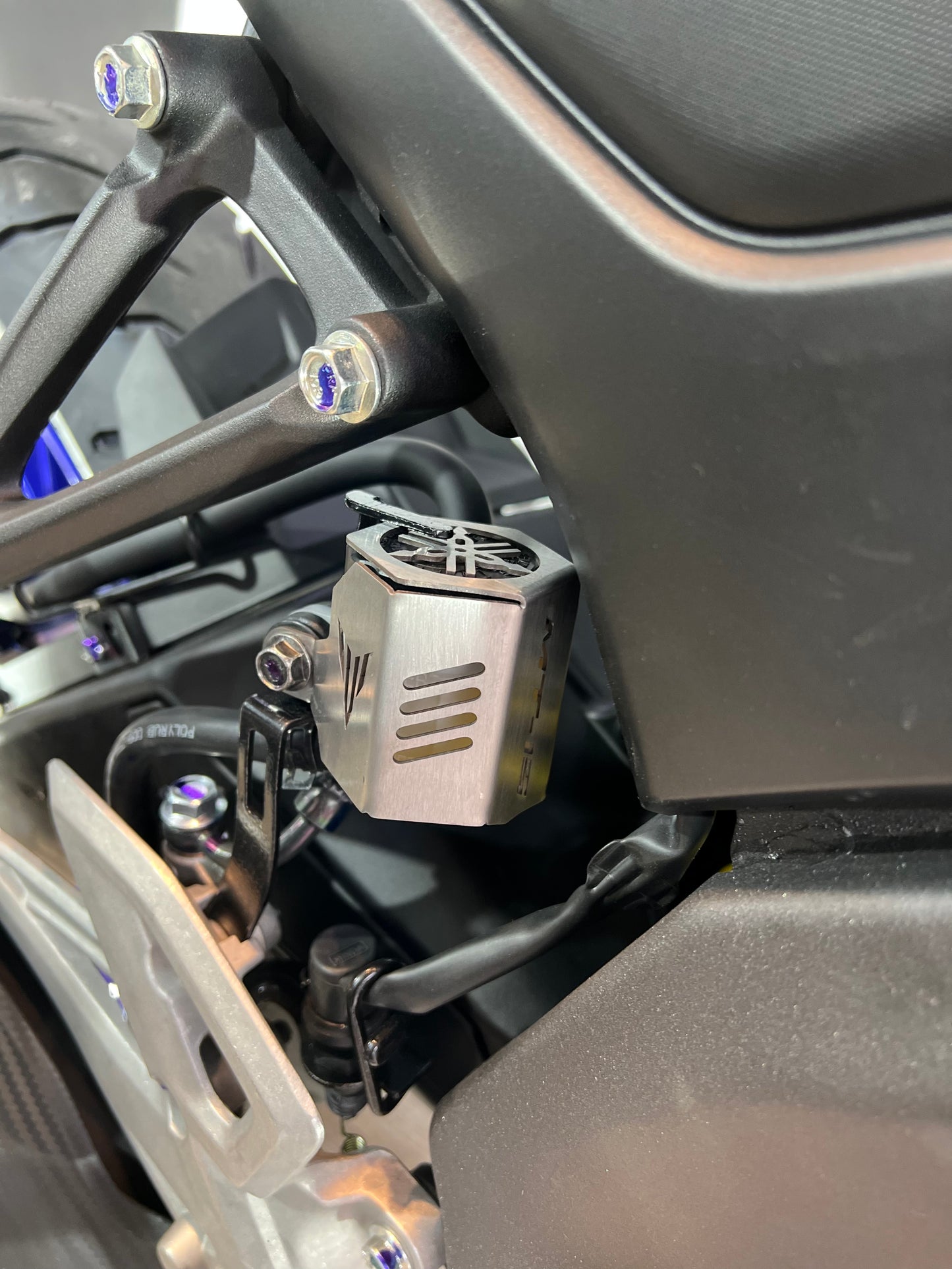 PROTECTOR DE BOMBA FRENO TRASERO YAMAHA MT15