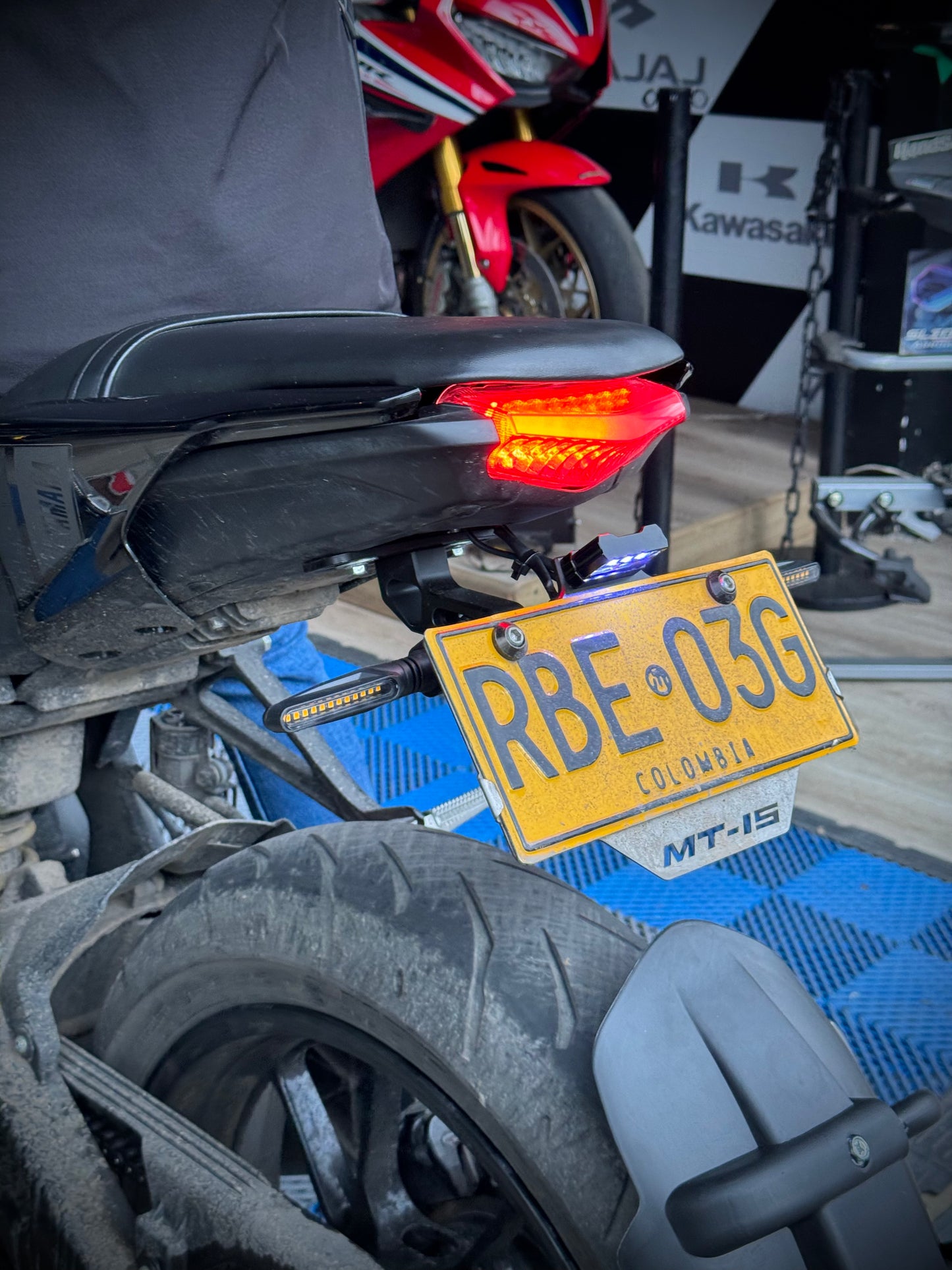 FENDER DE LUJO YAMAHA MT15