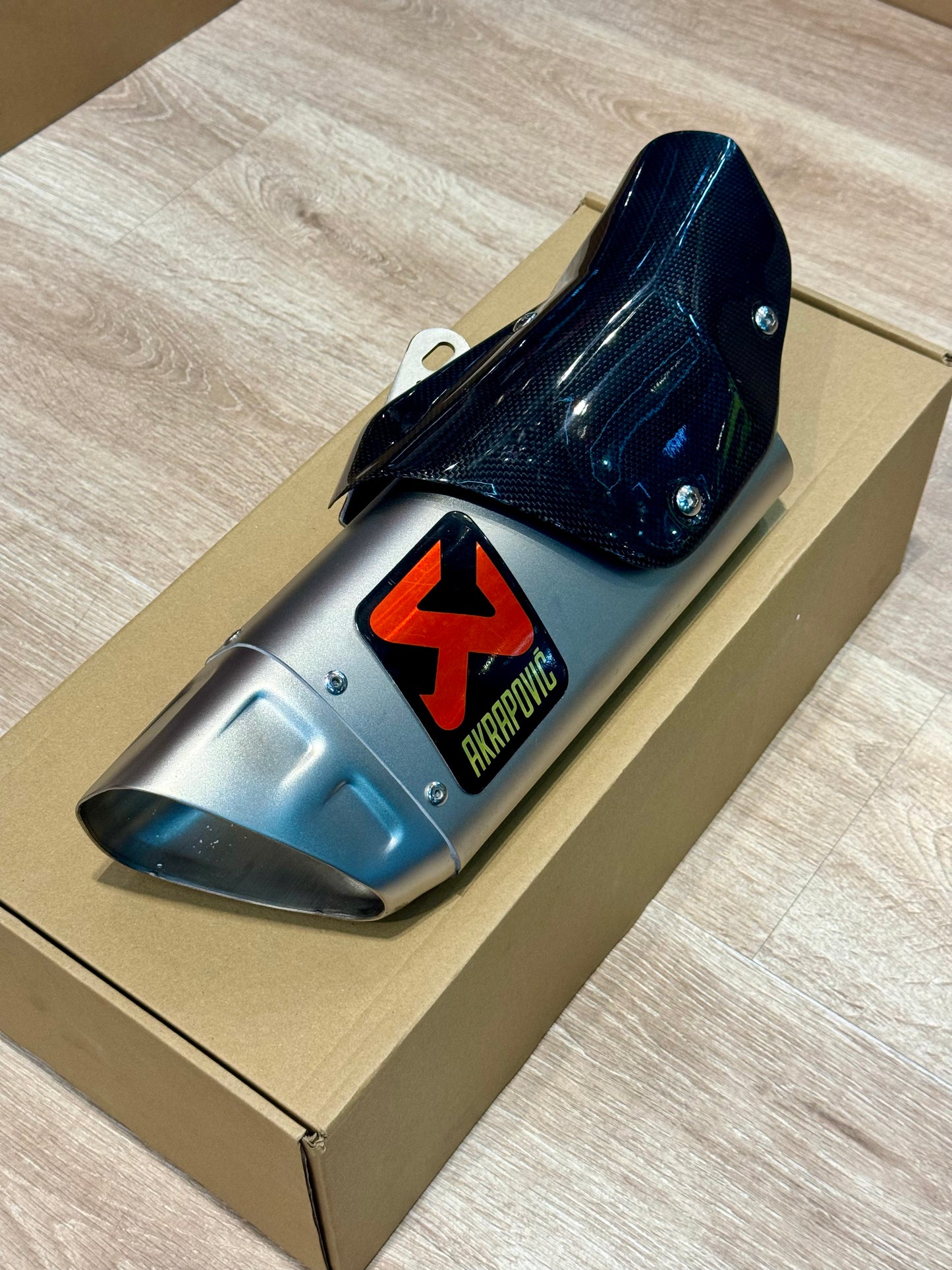 AKRAPOVIC COVER CARBONO