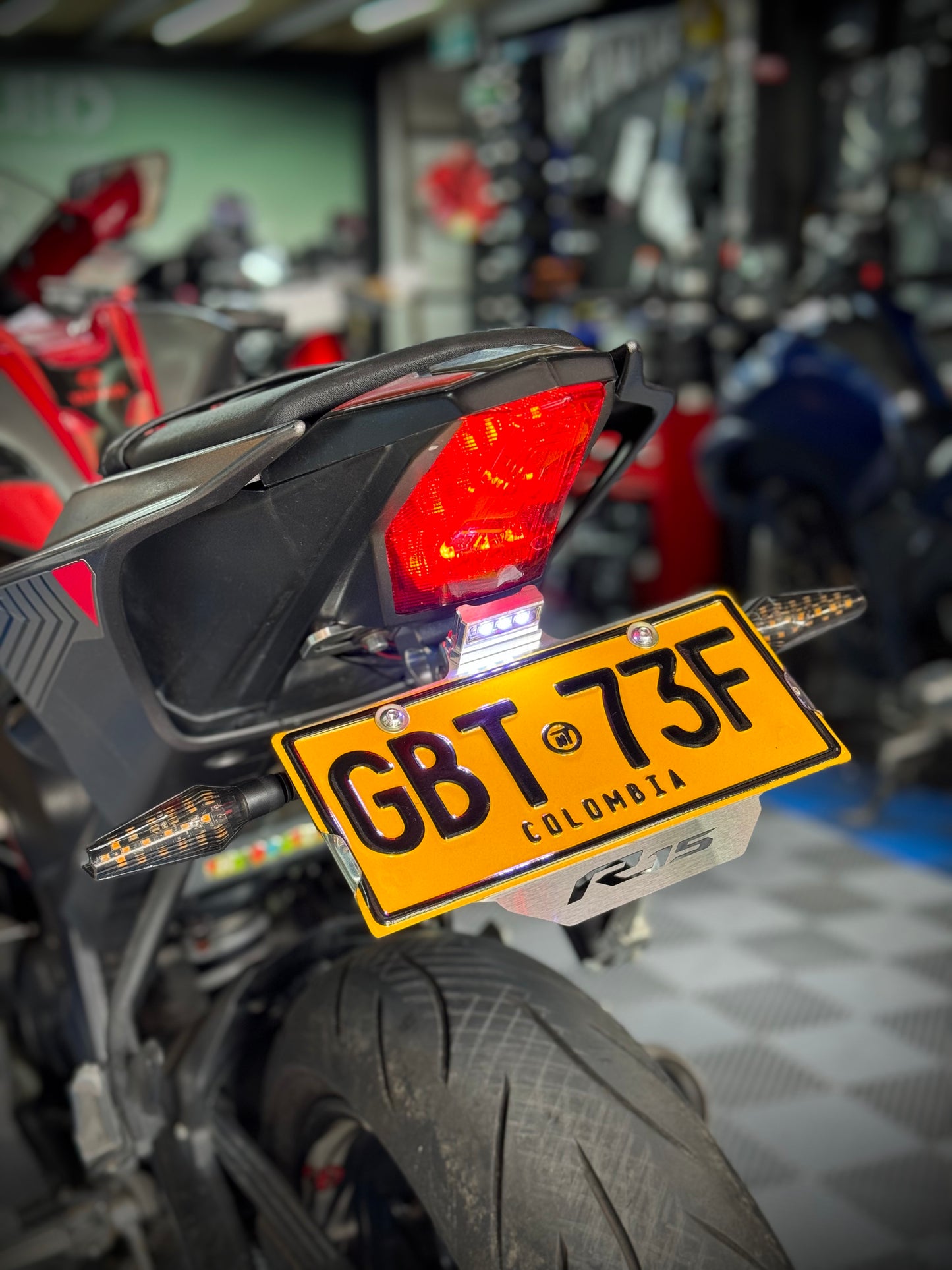 FENDER DE LUJO YAMAHA R15V3