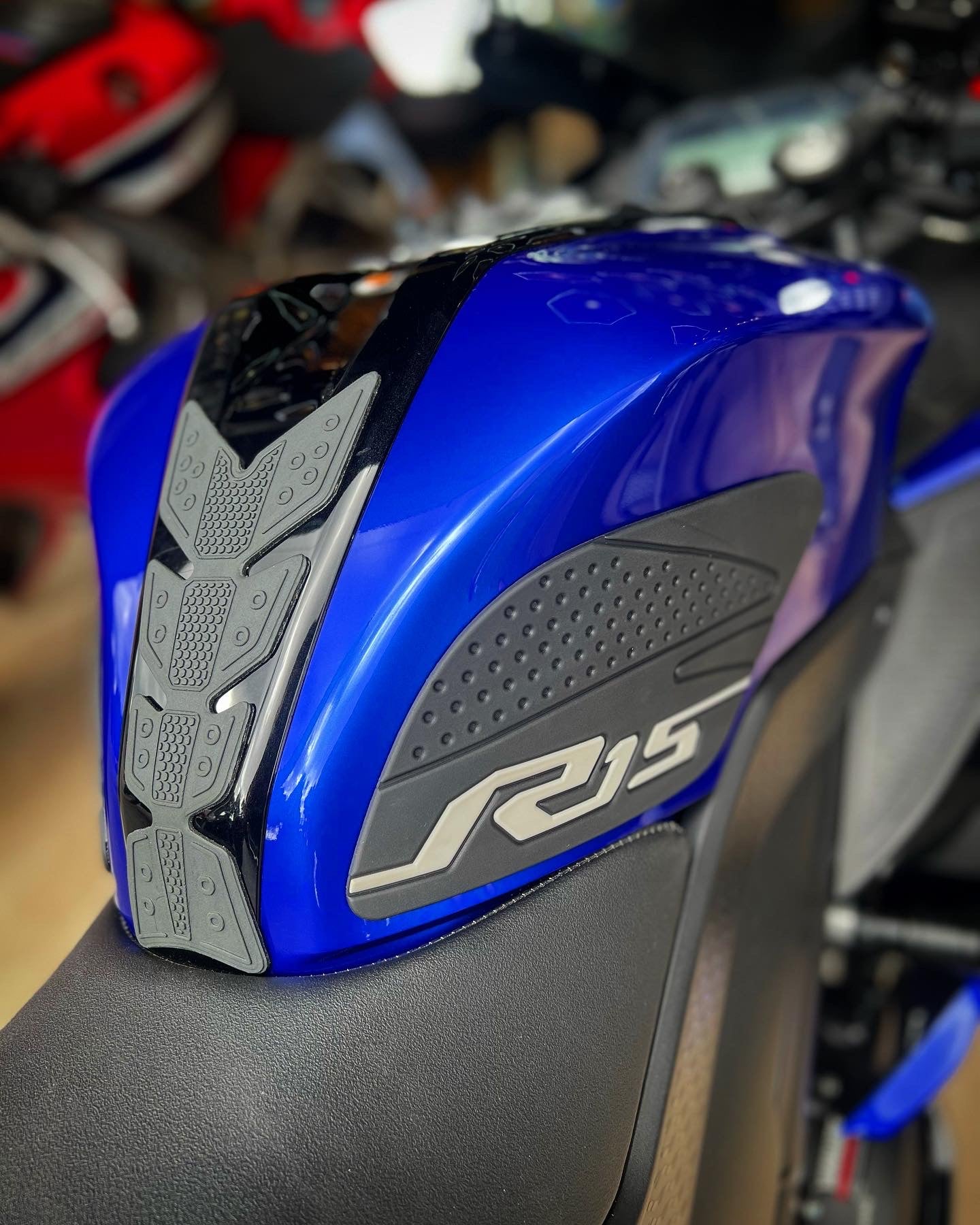 PROTECTOR CENTRAL TANQUE EN CAUCHO YAMAHA R15V3