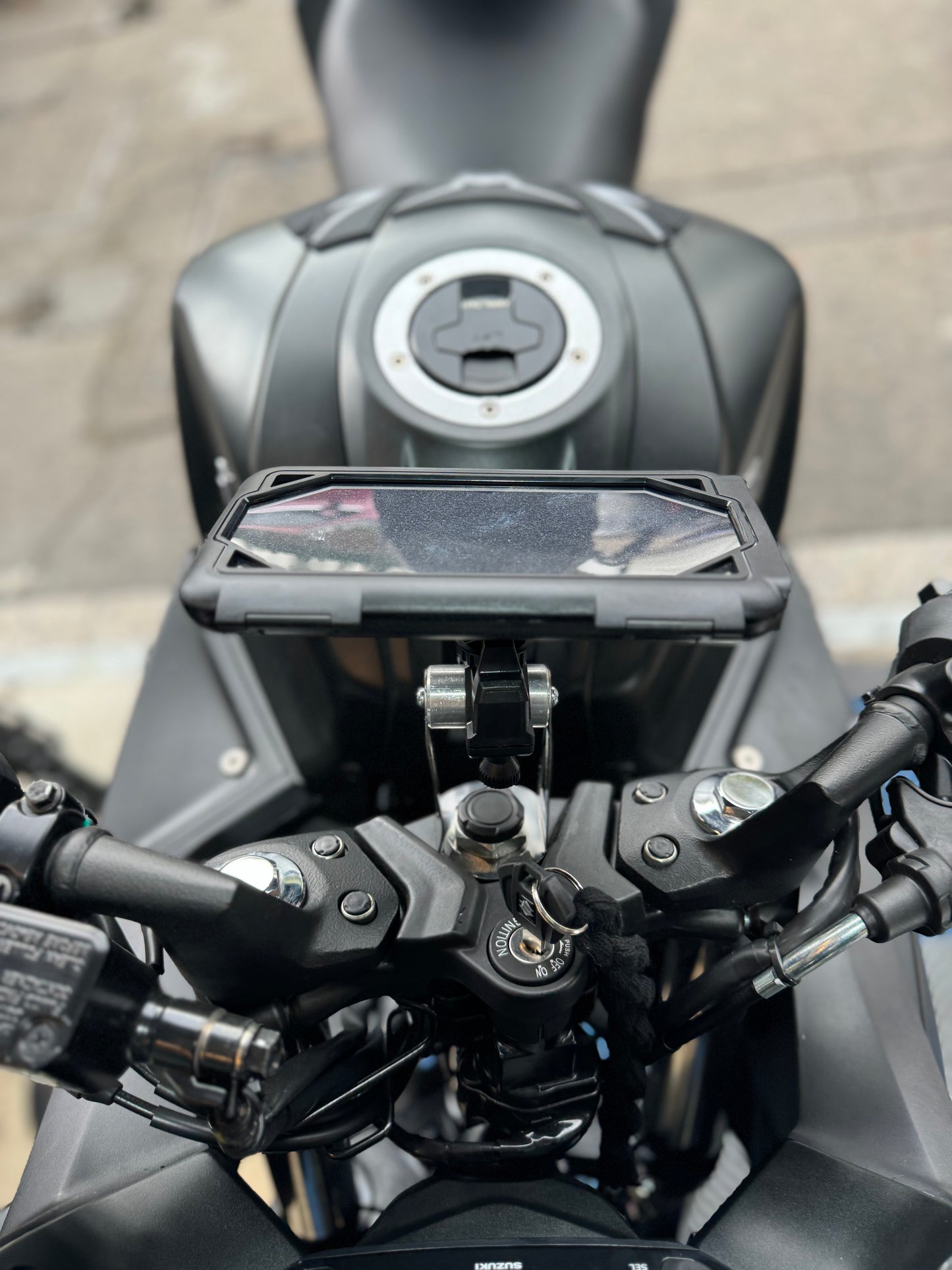 SOPORTE CELULAR CON ADAPTADOR GIXXER 150-250SF