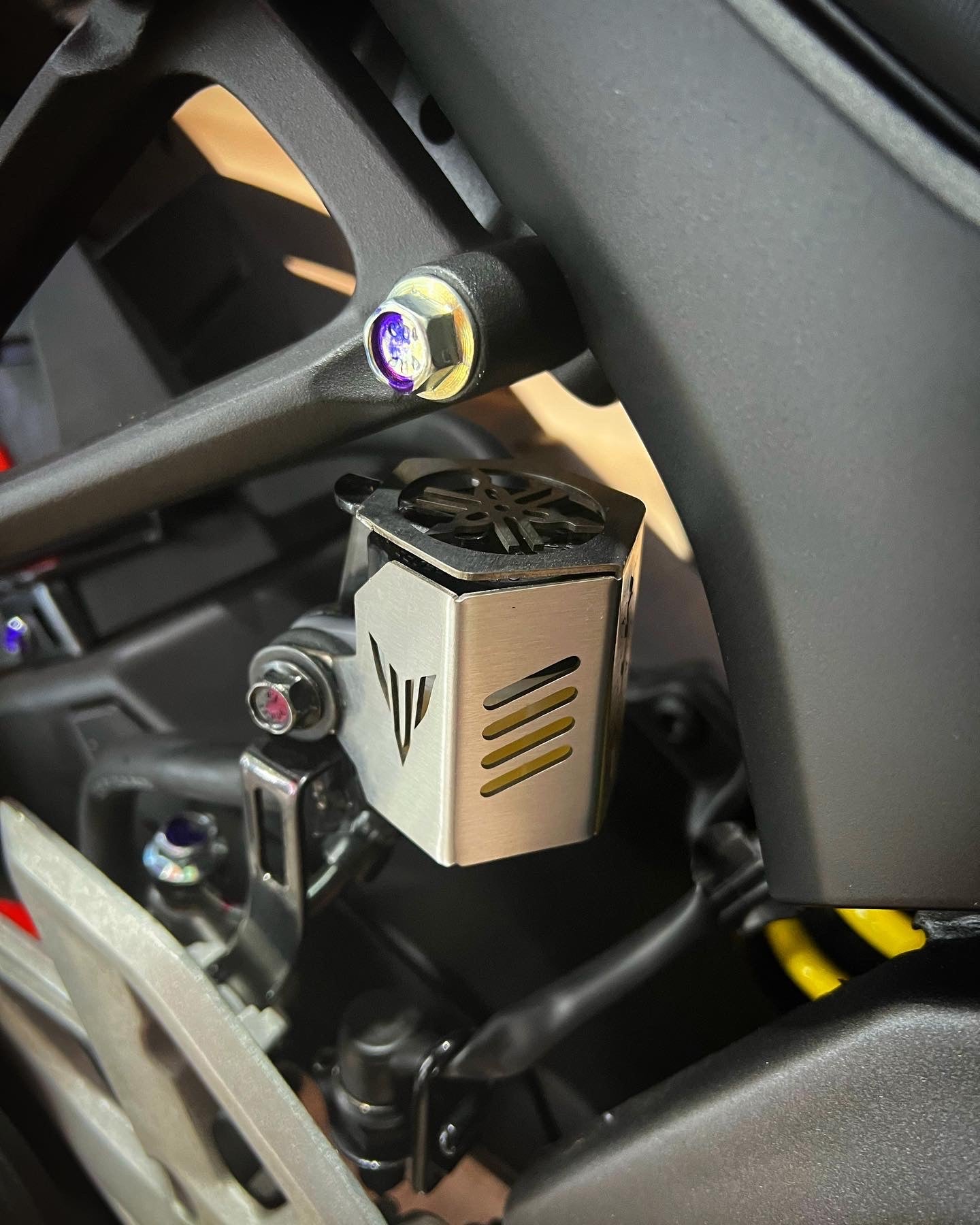 PROTECTOR DE BOMBA FRENO TRASERO YAMAHA MT15