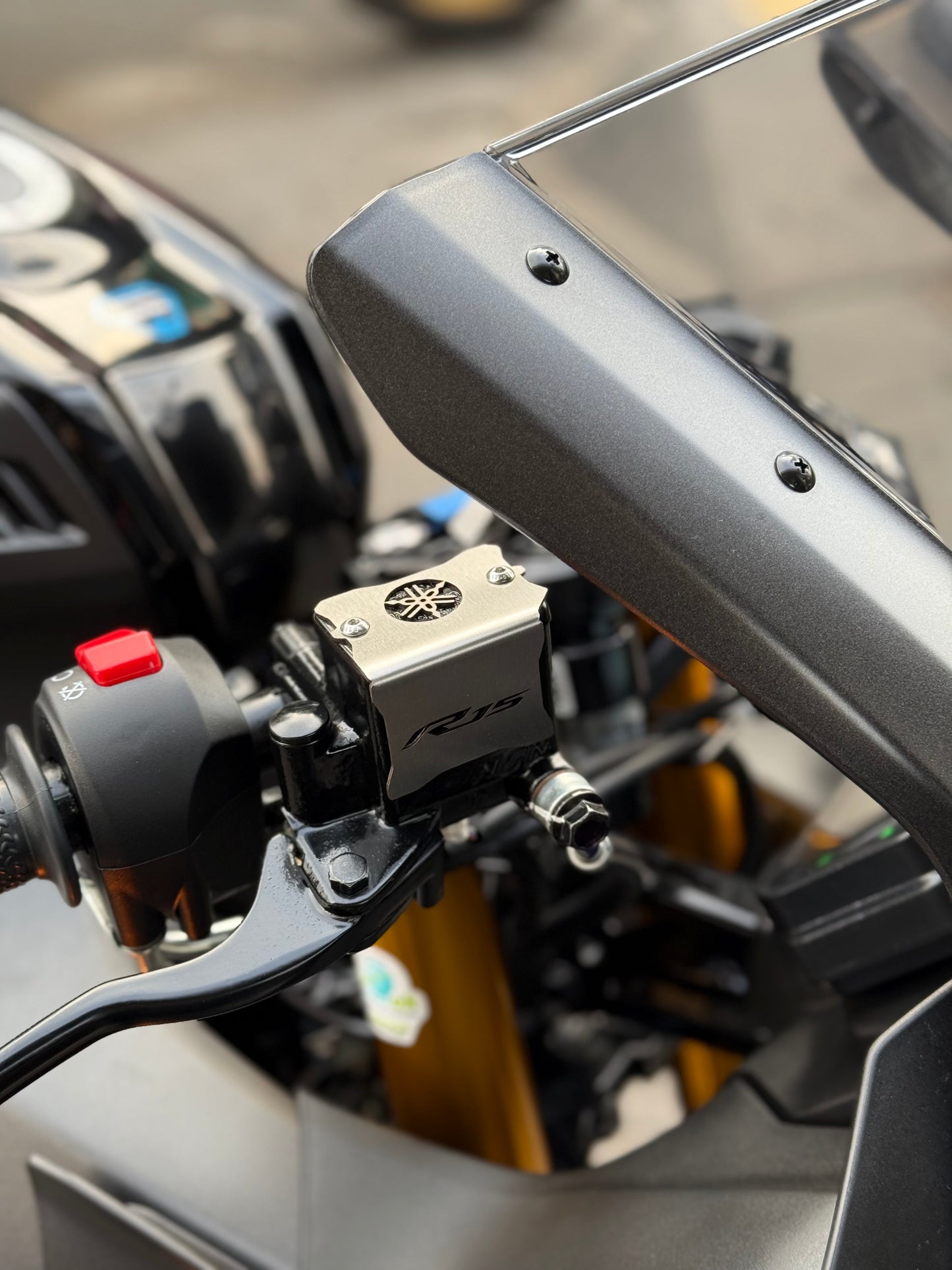 PROTECTOR BOMBA DE FRENO DELANTERO YAMAHA R15V4