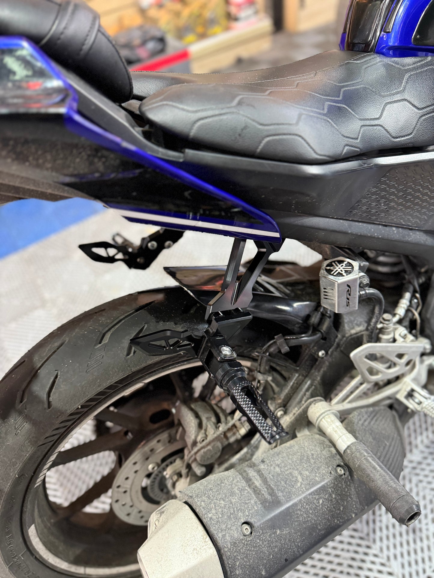 POSAPIES TRASEROS DE LUJO YAMAHA R15V3