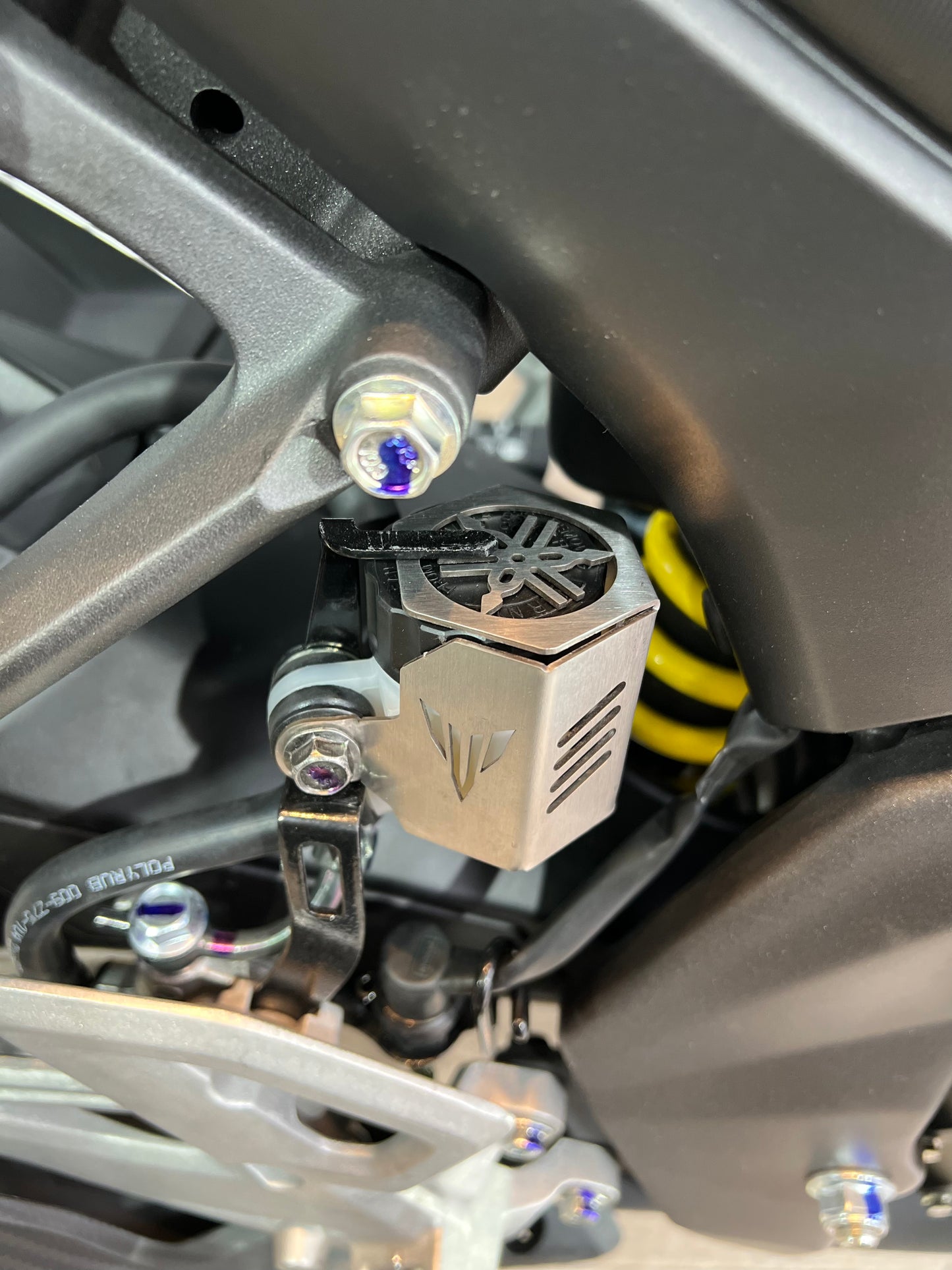 PROTECTOR DE BOMBA FRENO TRASERO YAMAHA MT15