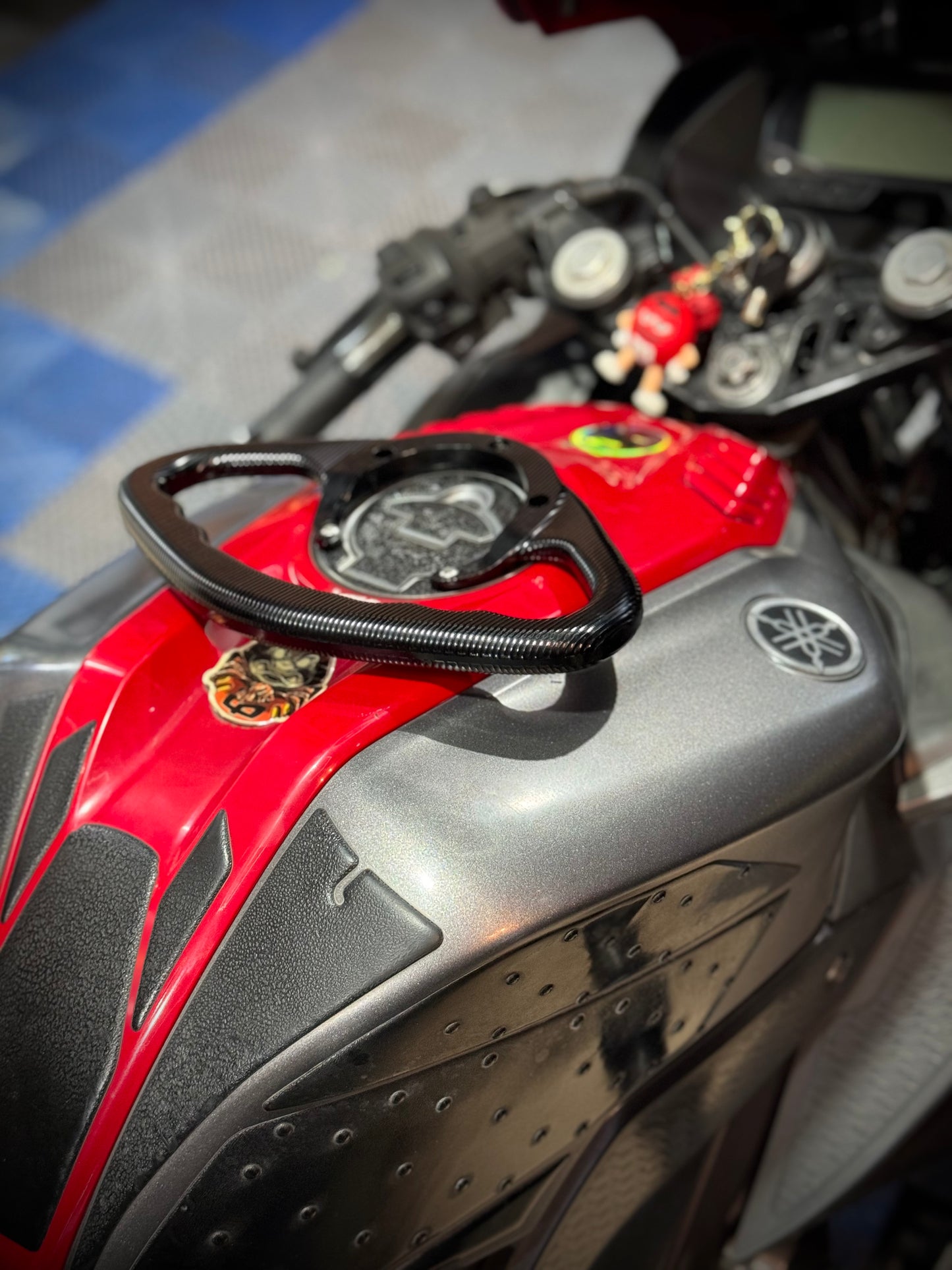 AGARRADERA TANQUE YAMAHA R15V3