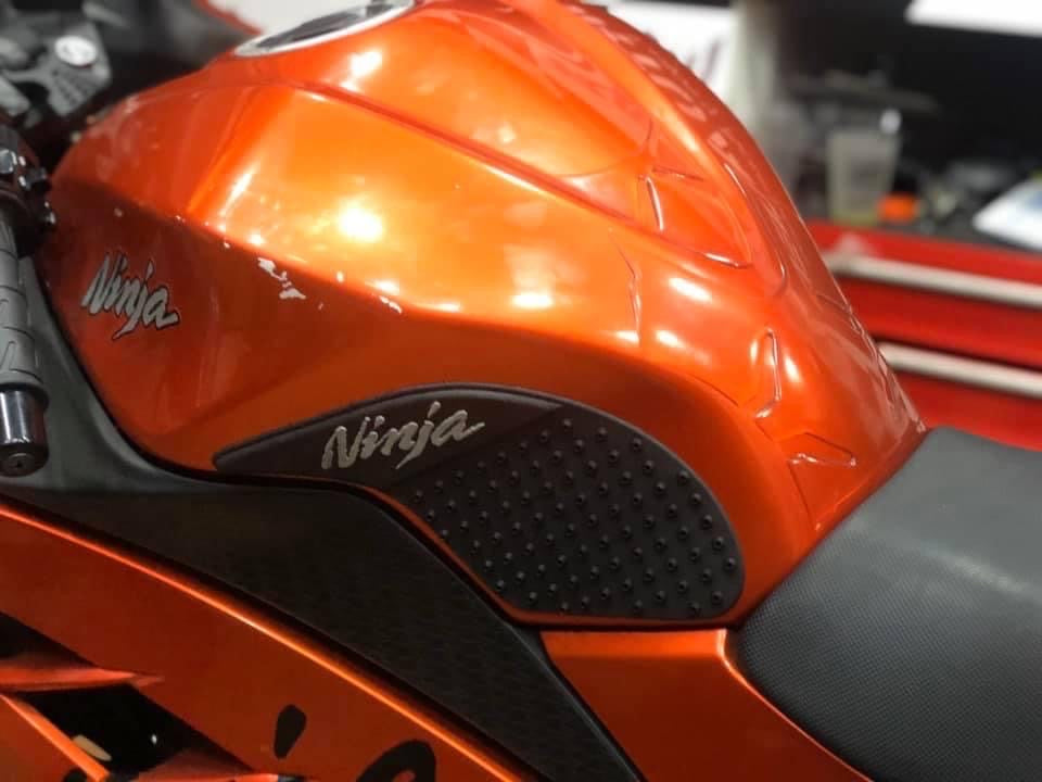 PROTECTORES DE TANQUE STOMP GRIPS KAWASAKI NINJA300-250