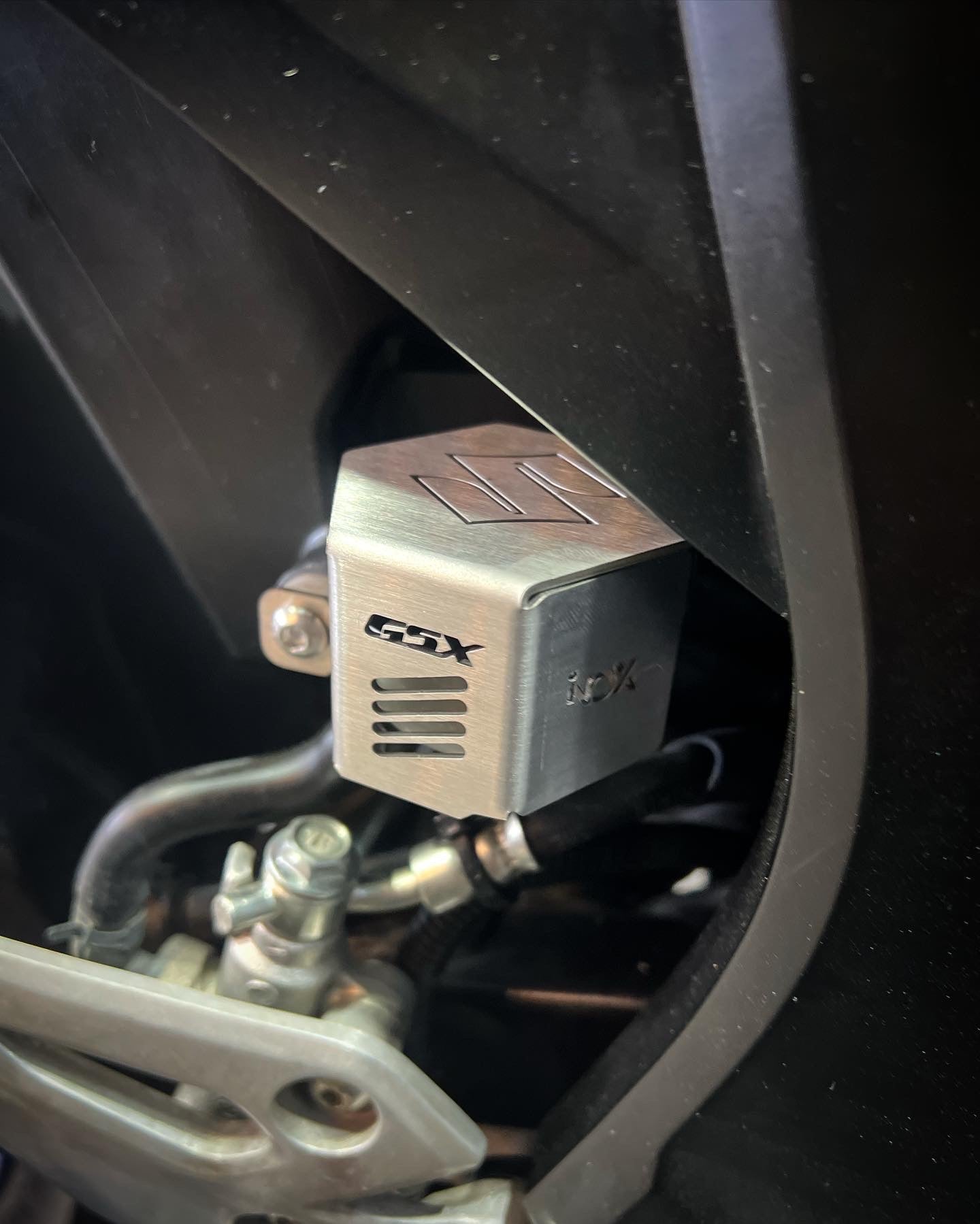 PROTECTOR DE BOMBA FRENO TRASERO SUZUKI GSXS 150