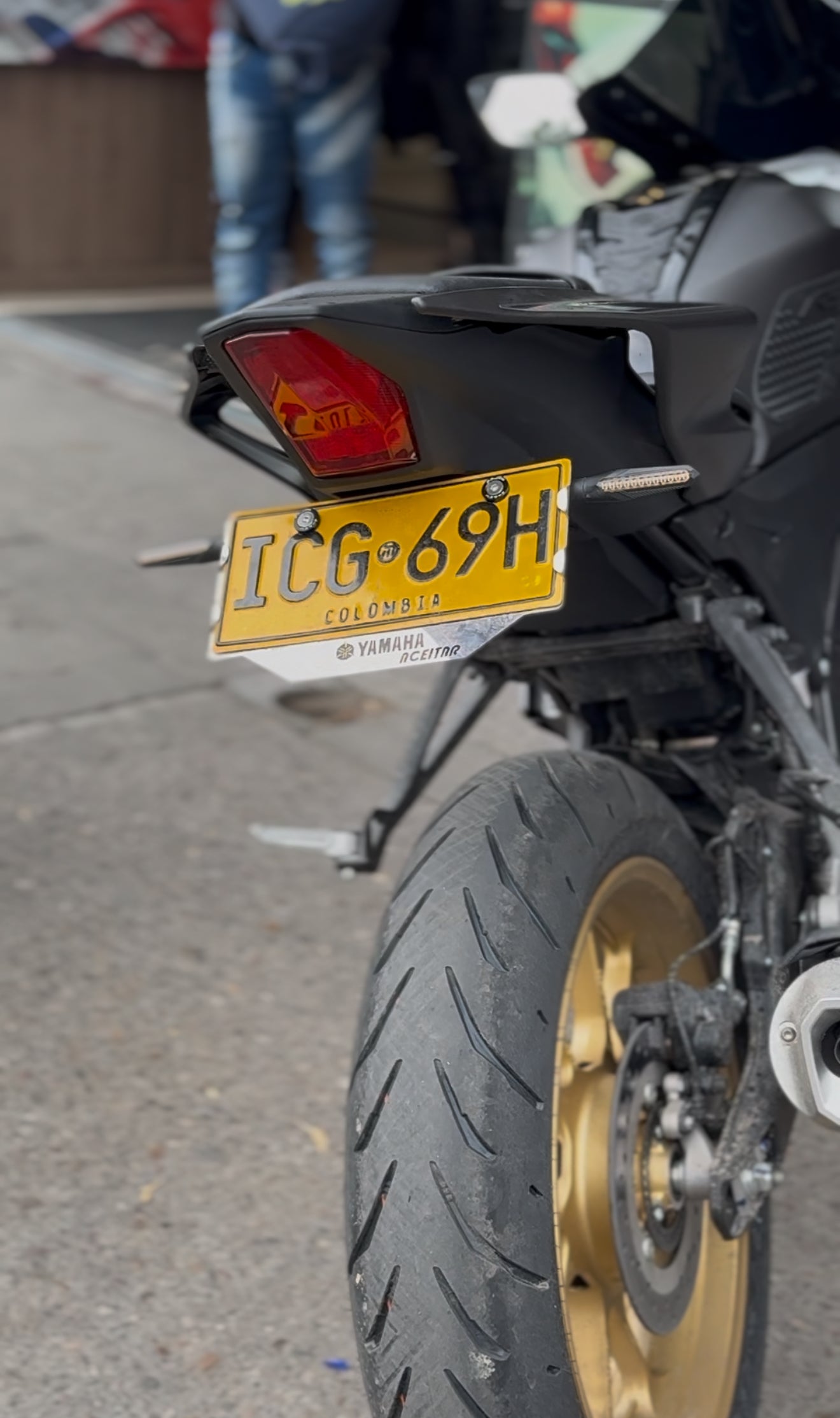 FENDER ELIMINATOR YAMAHA R15V4
