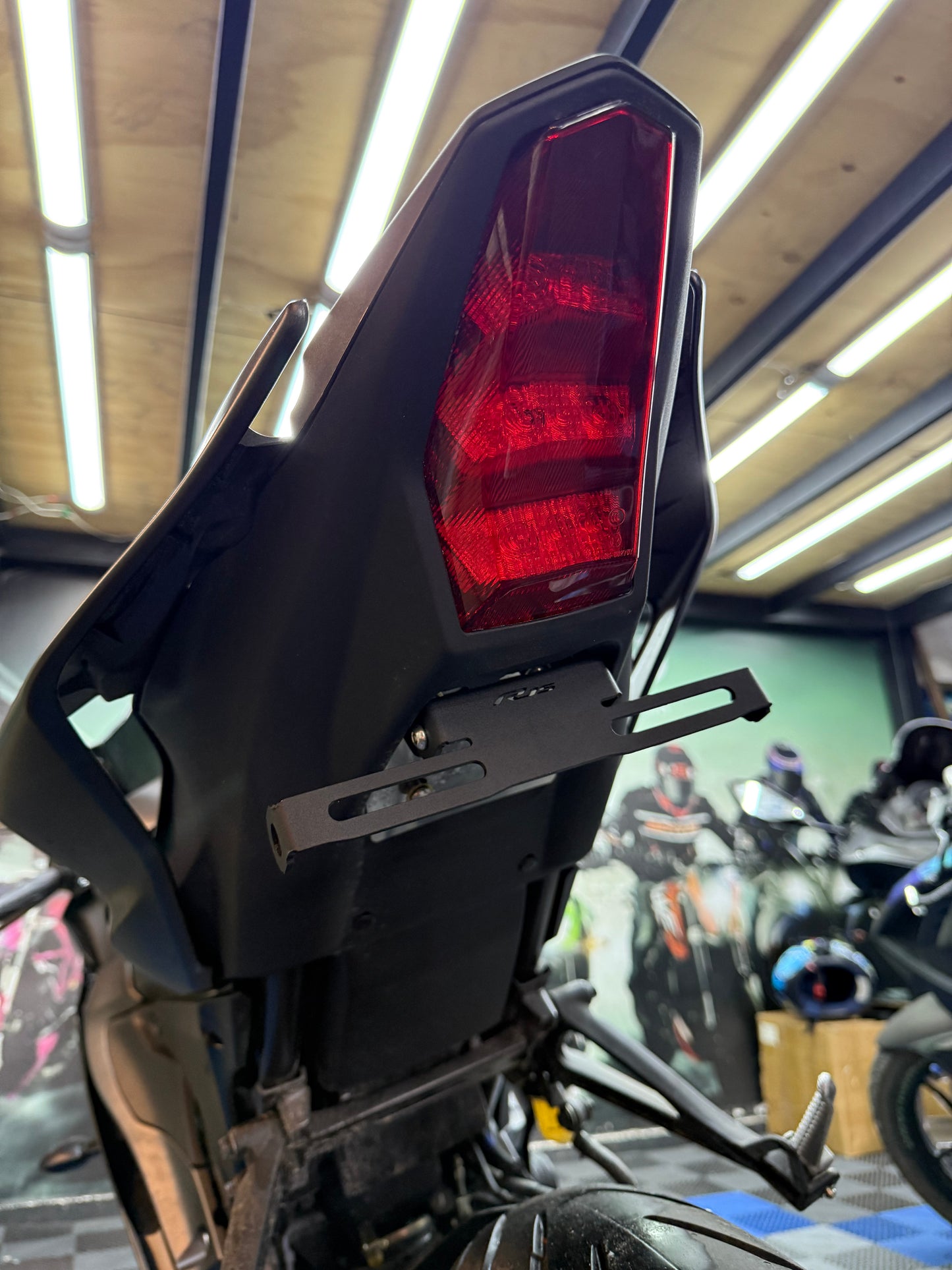 FENDER ELIMINATOR YAMAHA R15V4