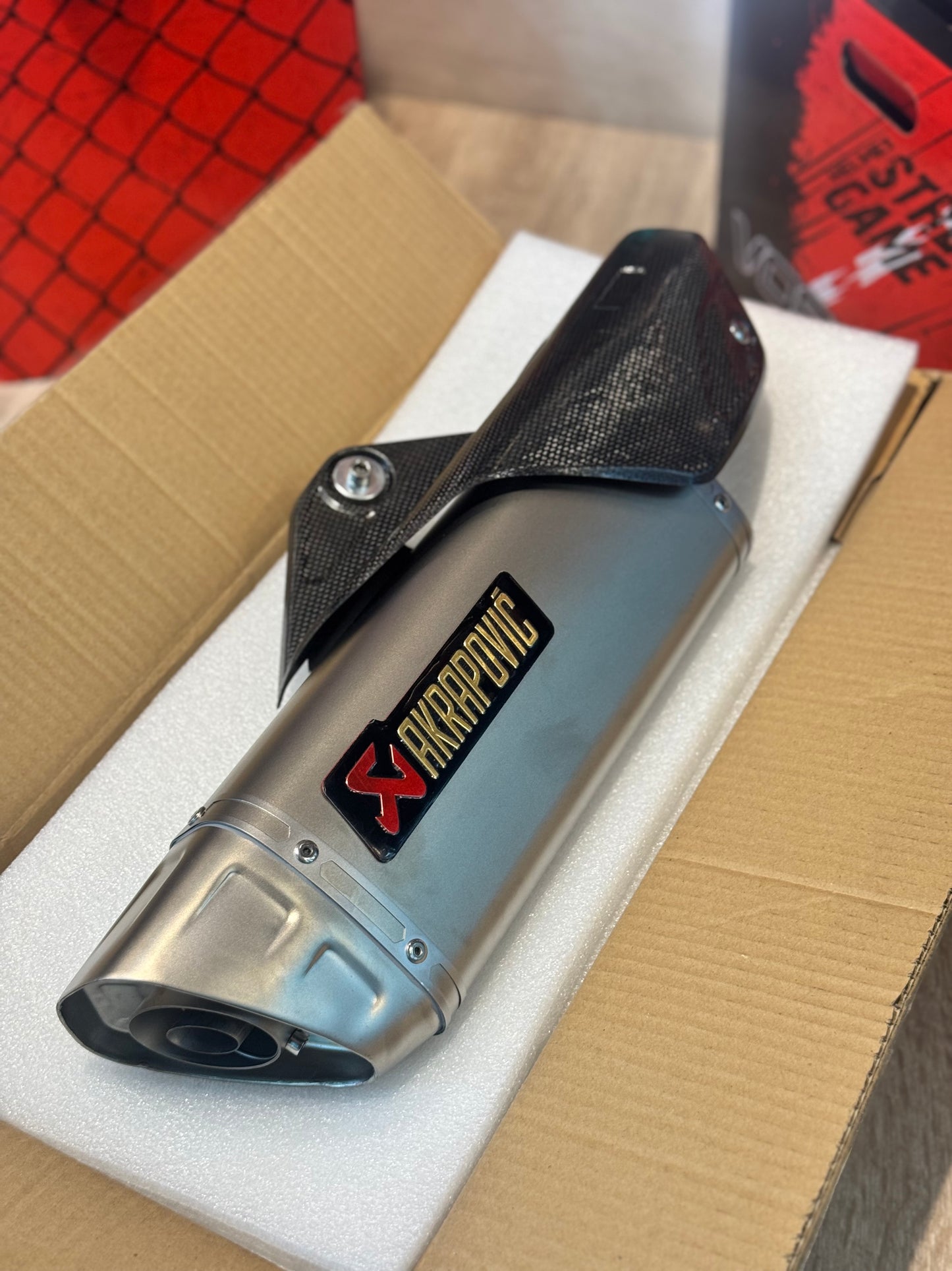 AKRAPOVIC COVER CARBONO