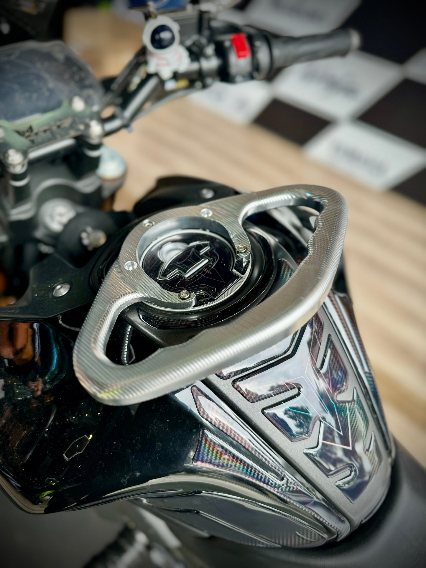 AGARRADERA TANQUE YAMAHA MT15