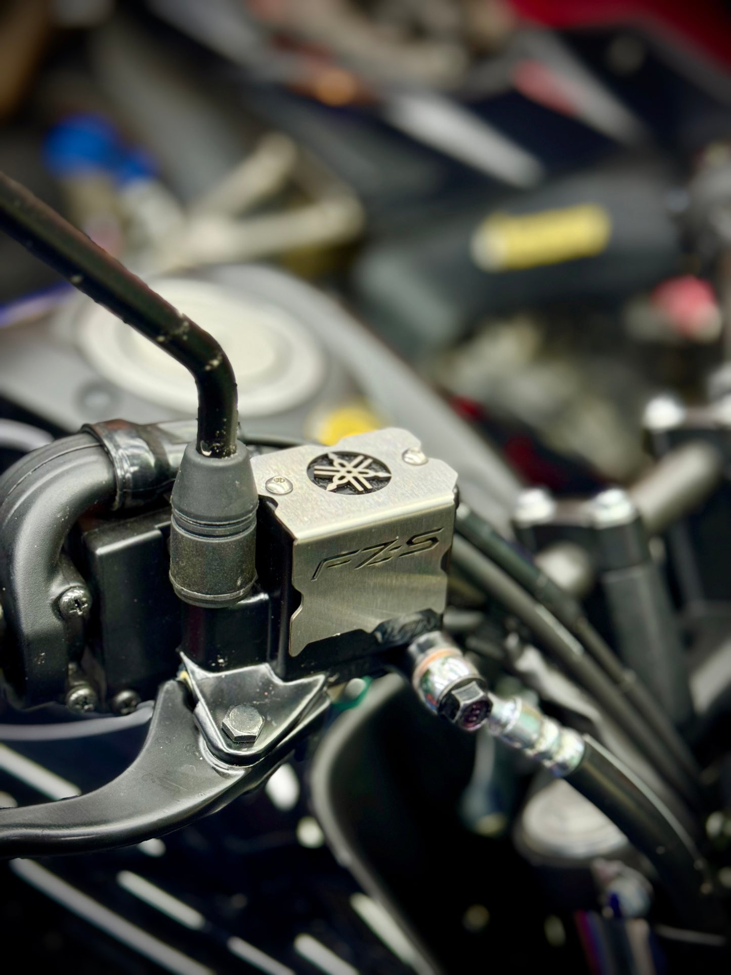 PROTECTOR BOMBA FRENO DELANTERO YAMAHA FZ3.0