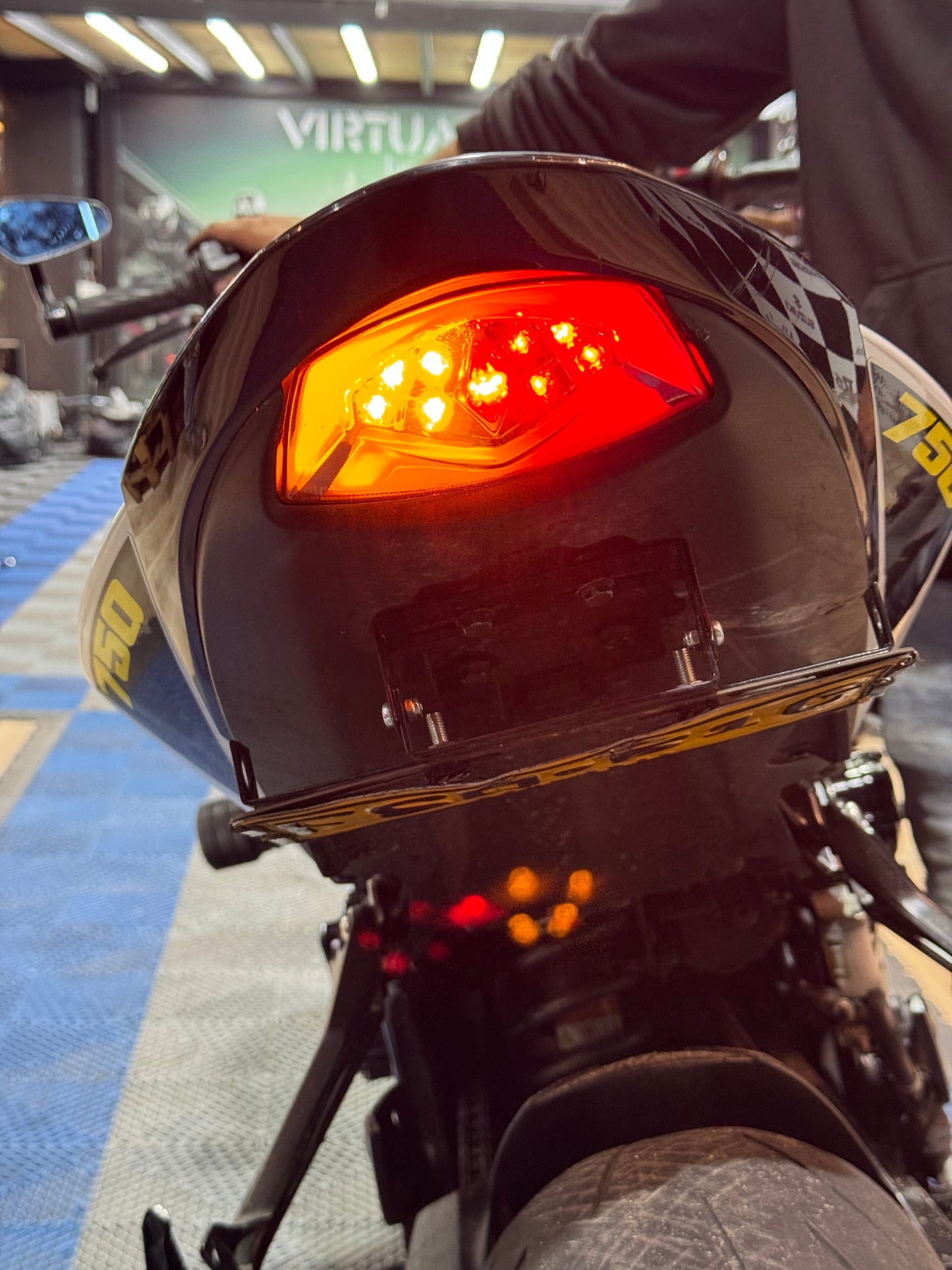 STOP INTEGRADO SUZUKI GSXS750