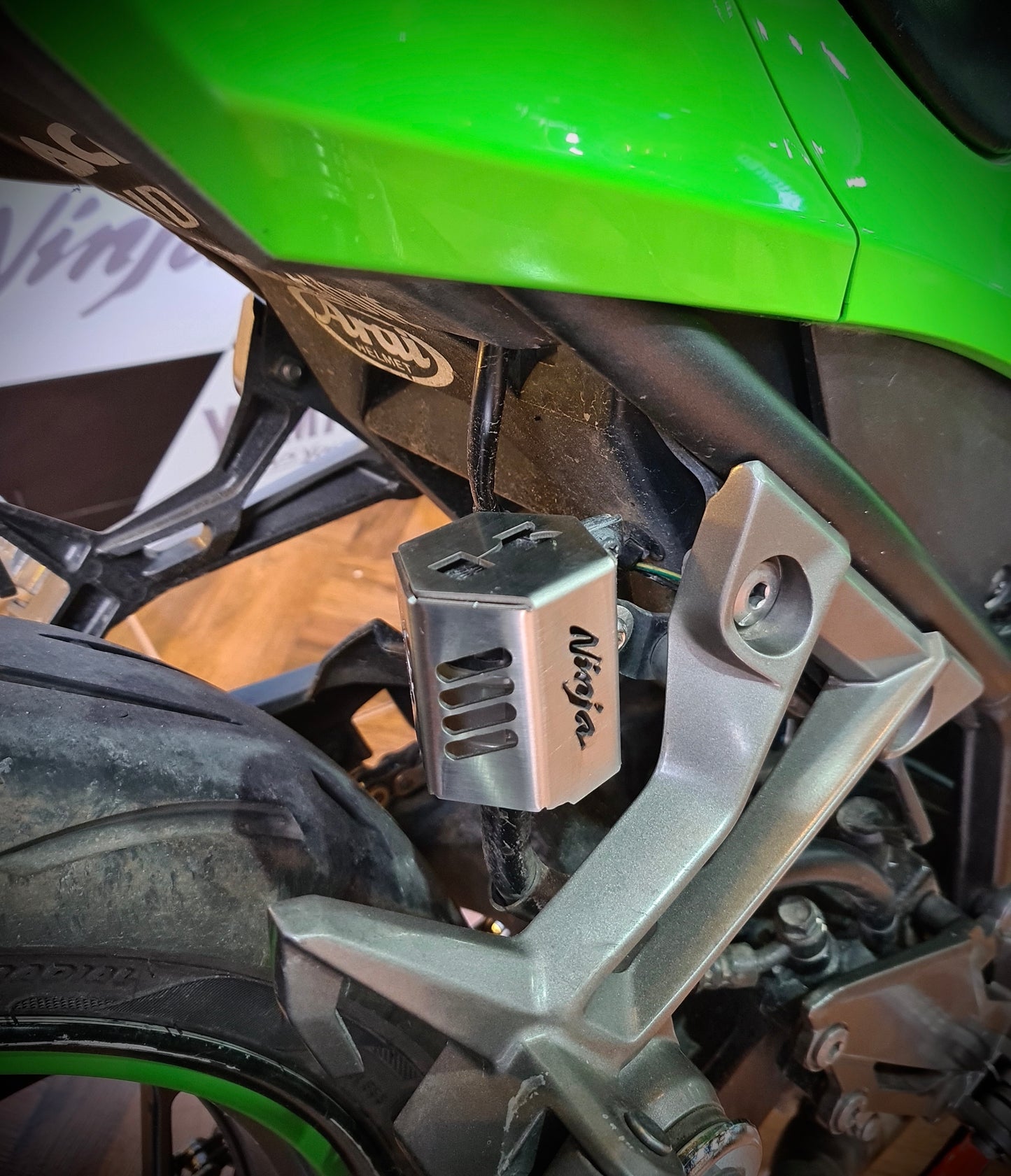 PROTECTOR BOMBA DE FRENO TRASERA KAWASAKI NINJA300-250