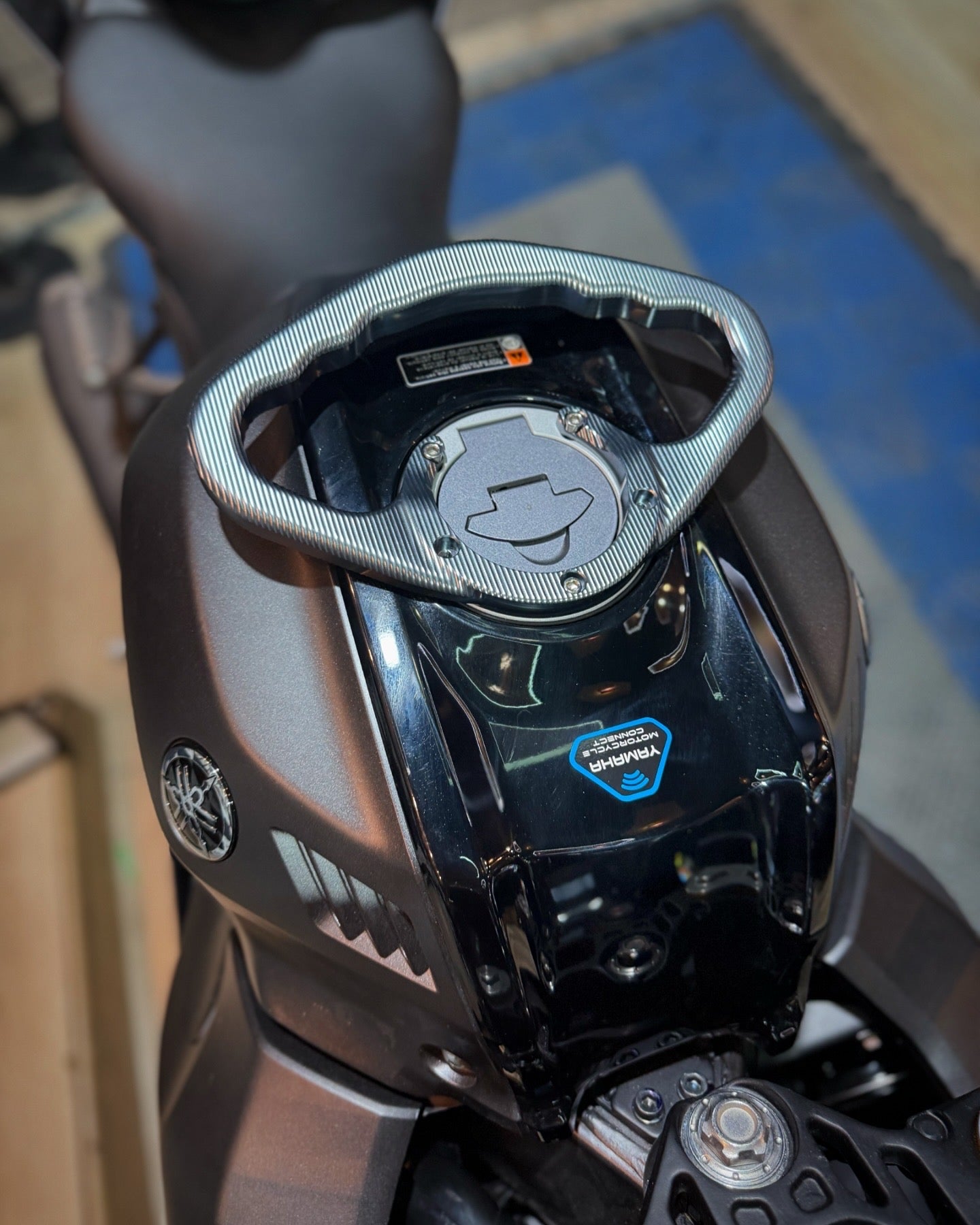AGARRADERA TANQUE YAMAHA R15V4