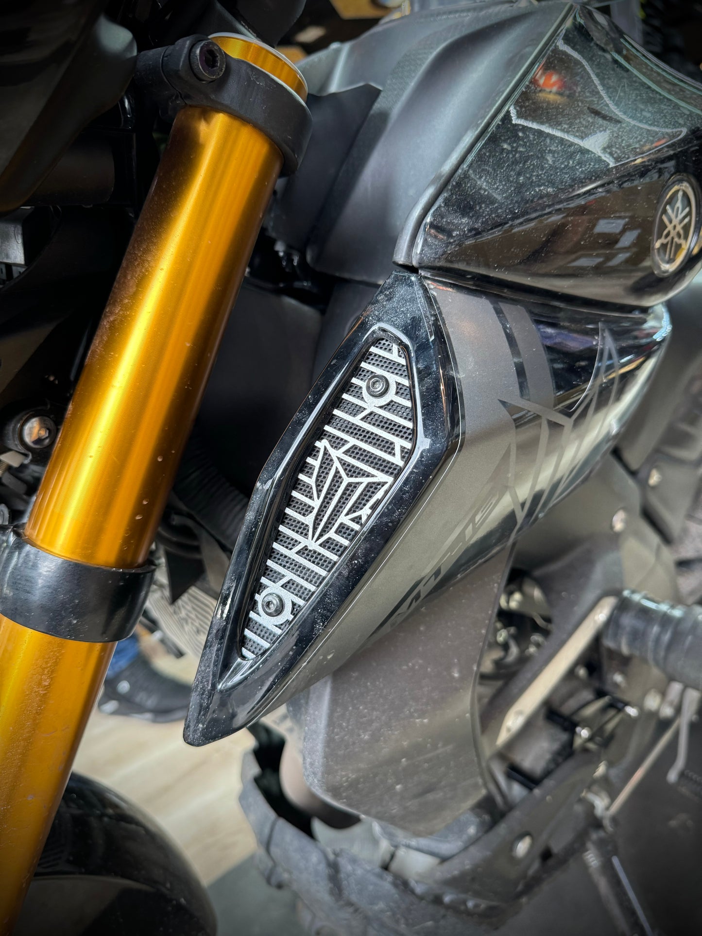 REJILLA TOMA DE AIRE DE LUJO YAMAHA MT15