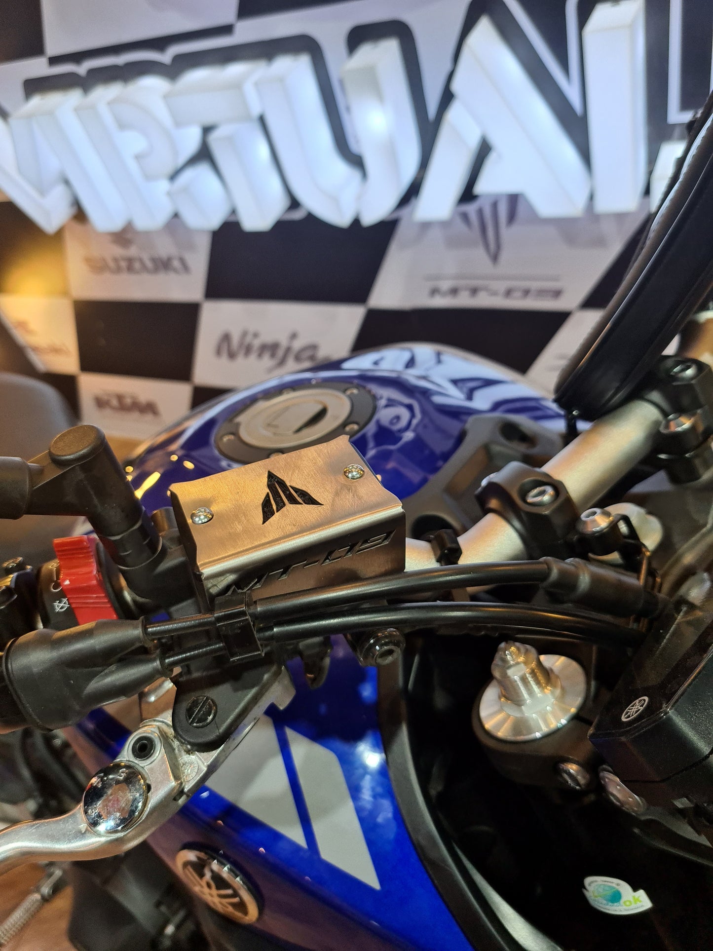 PROTECTOR BOMBA DE FRENO DELANTERA YAMAHA MT09