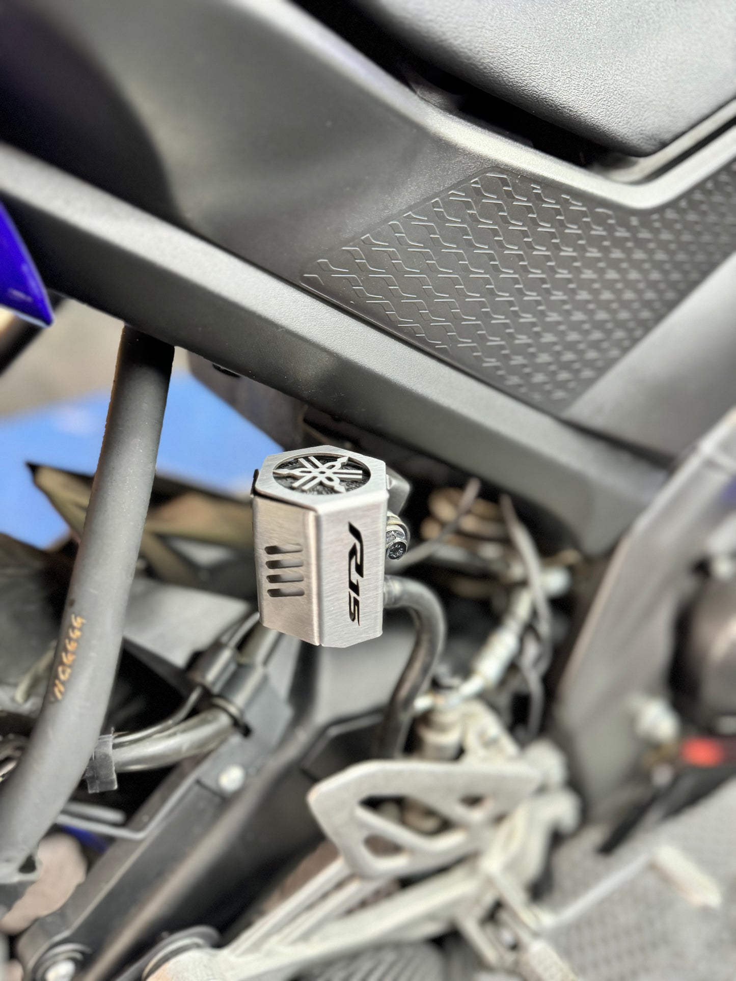 PROTECTOR BOMBA DE FRENO TRASERA YAMAHA R15V3