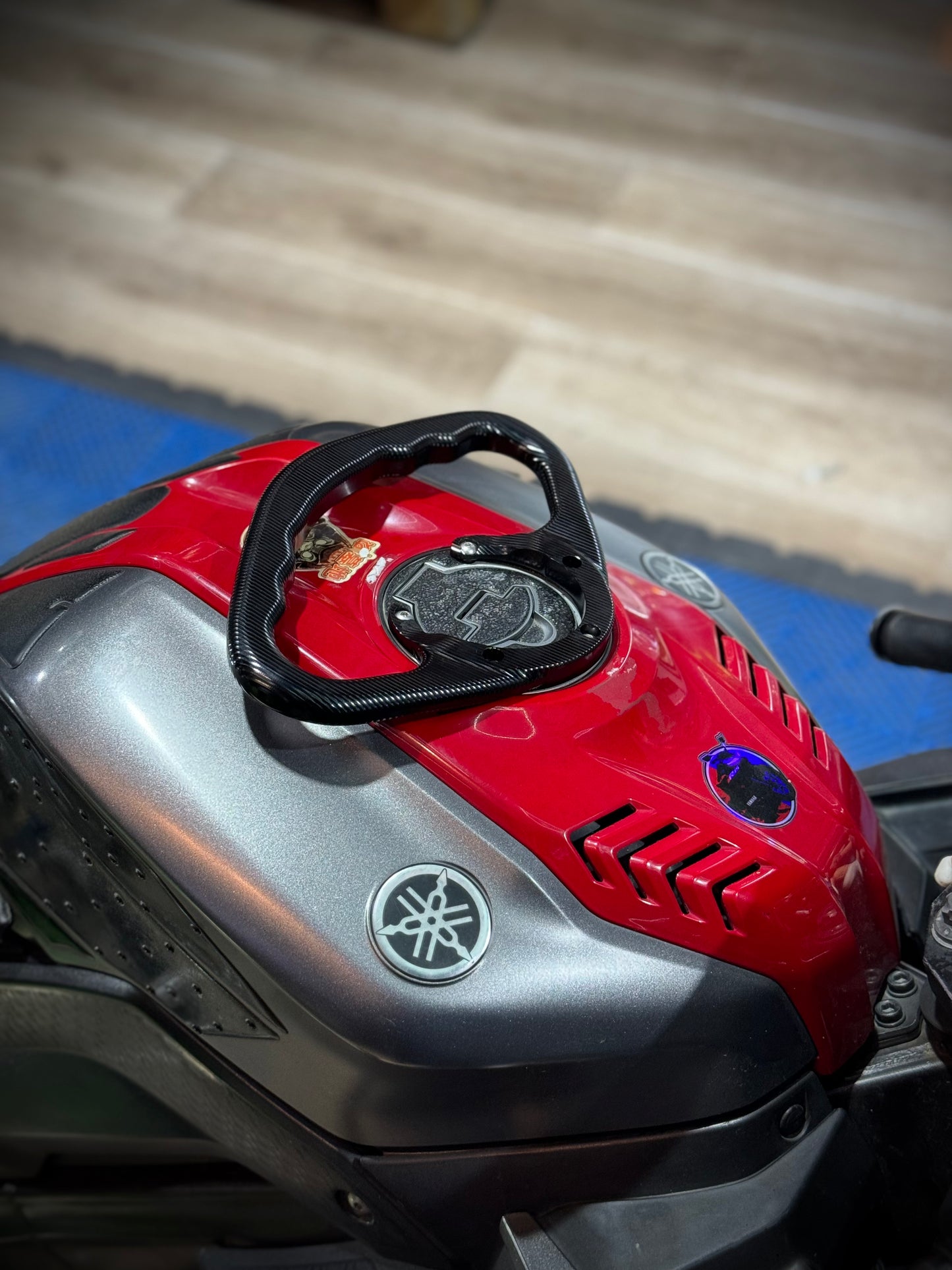 AGARRADERA TANQUE YAMAHA R15V3