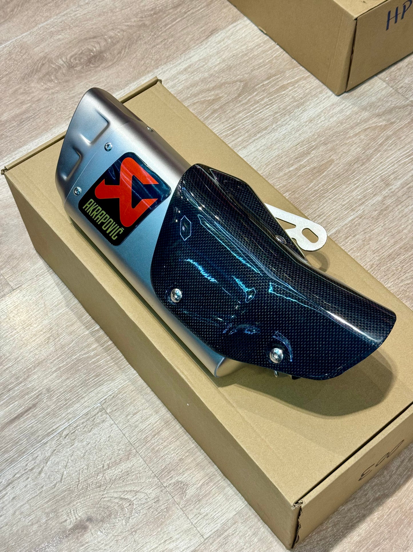 AKRAPOVIC COVER CARBONO