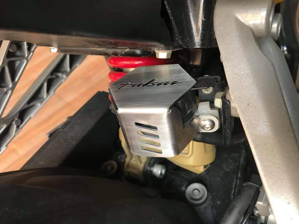 PROTECTOR DE BOMBA FRENO TRASERO PULSAR RS200