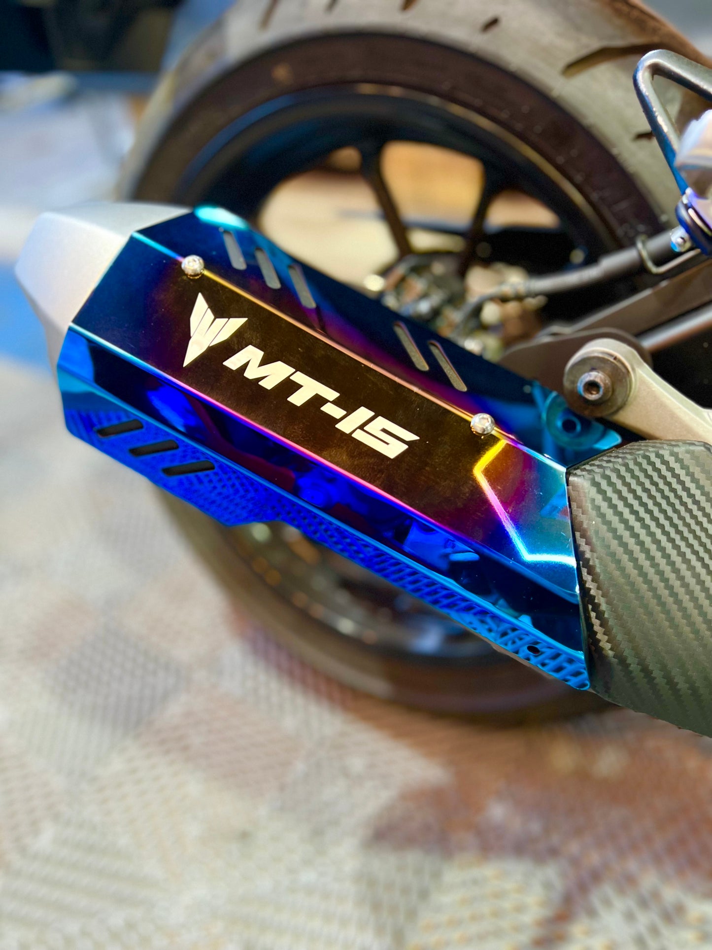 LUJO TAPA EXOSTO TORNASOL YAMAHA MT15