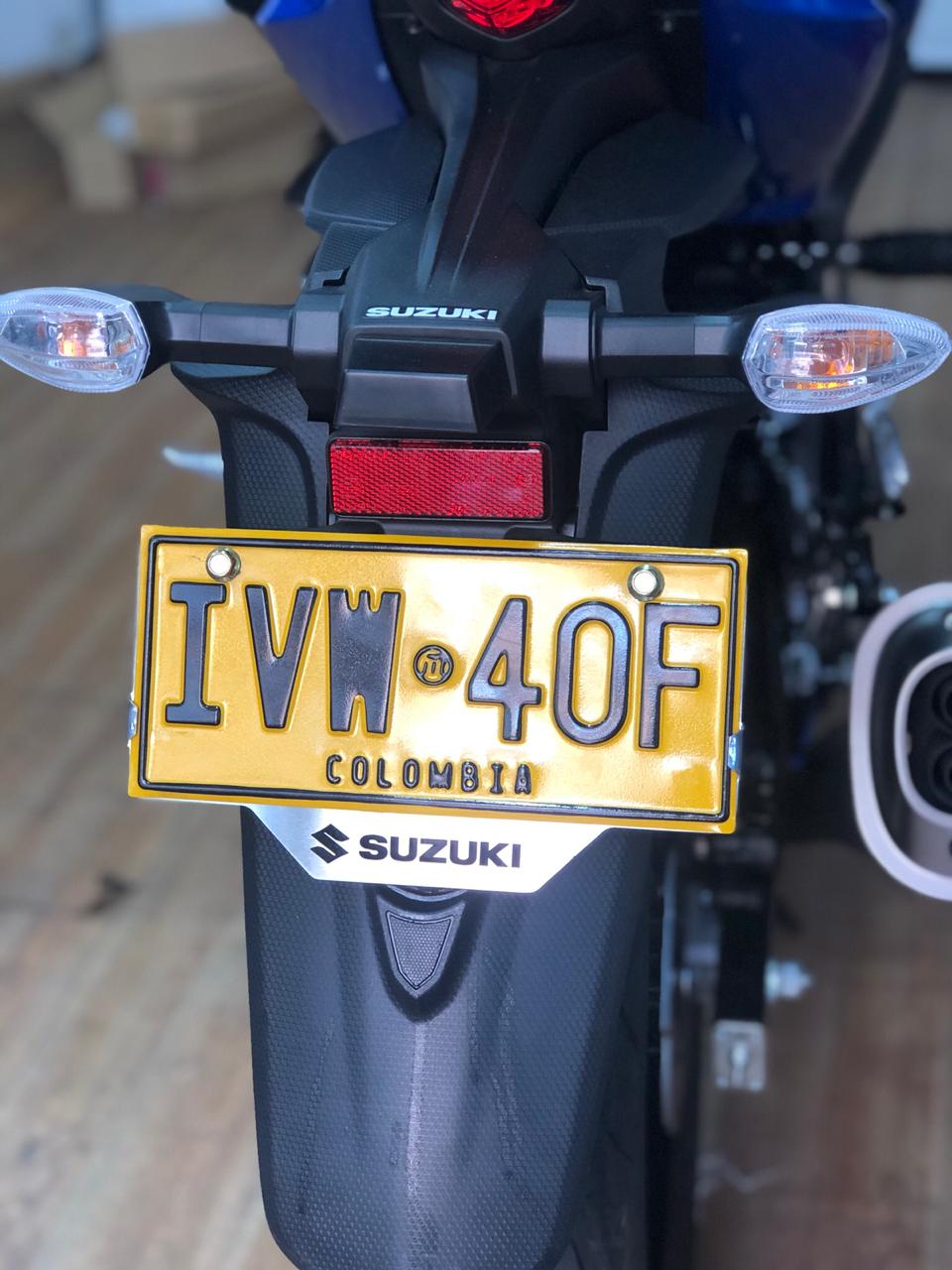 PROTECTOR DE PLACA SUZUKI GSXS 150