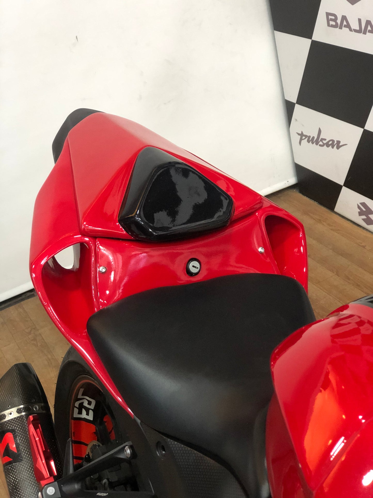 COLA CON TOMAS DE AIRE YAMAHA R3