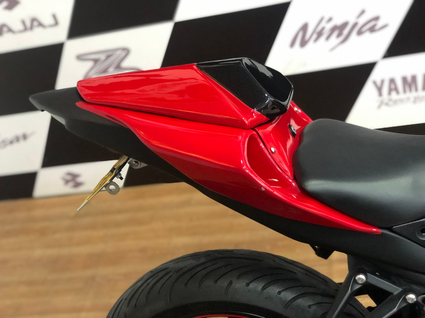 COLA CON TOMAS DE AIRE YAMAHA R3