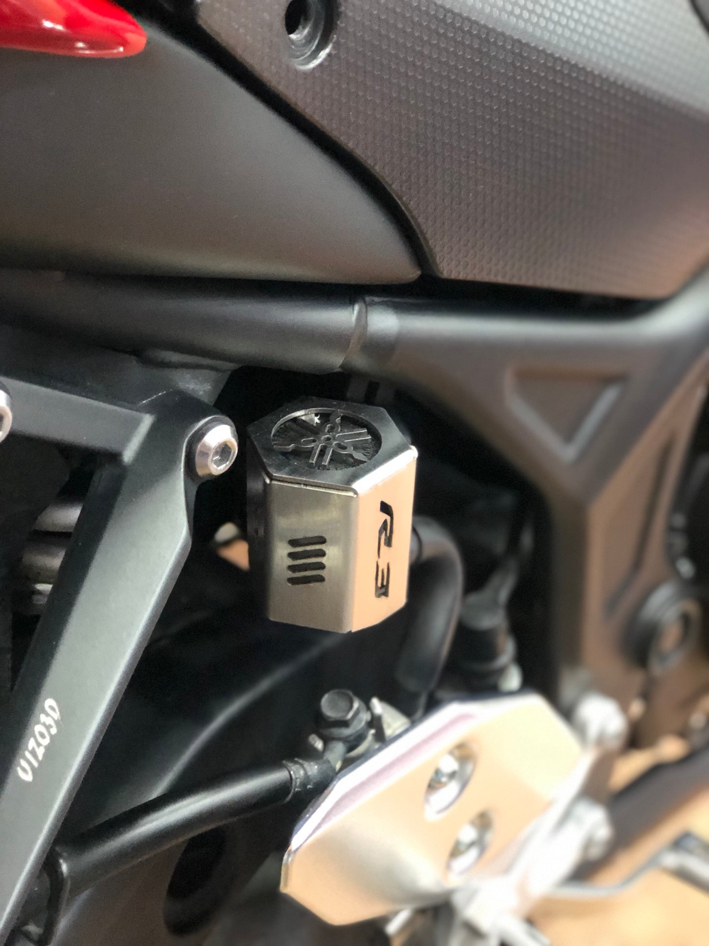 PROTECTOR BOMBA DE FRENO TRASERA YAMAHA R3