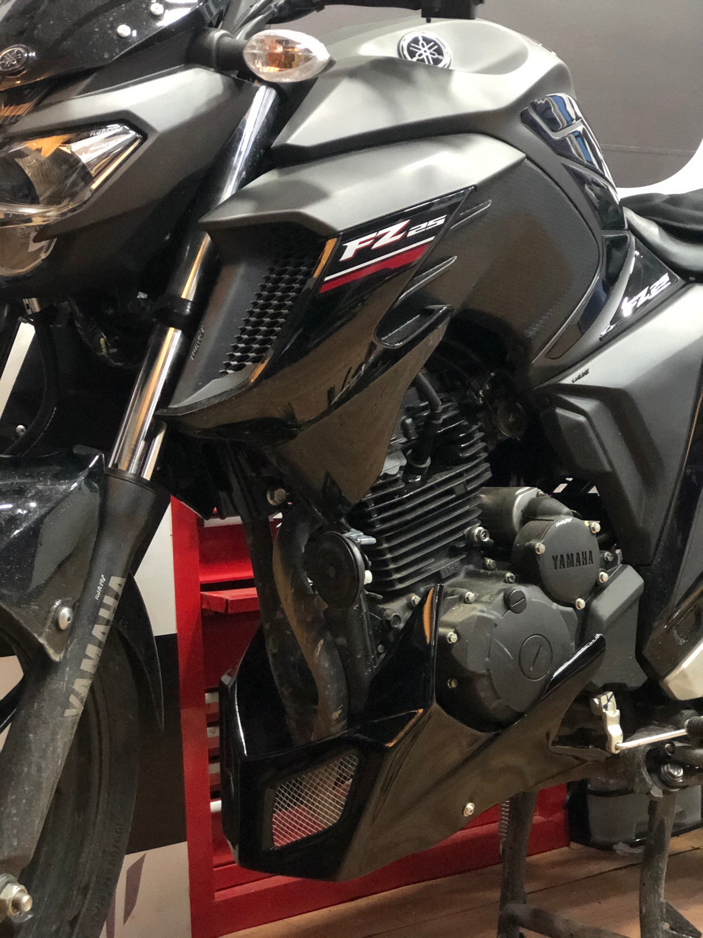 QUILLA CON TOMAS DE AIRE YAMAHA FZ250
