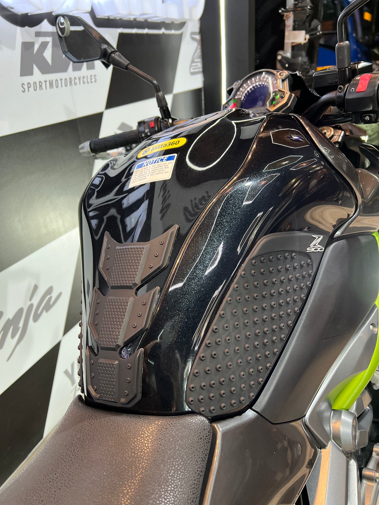 PROTECTORES DE TANQUE STOMP GRIPS KAWASAKI Z900