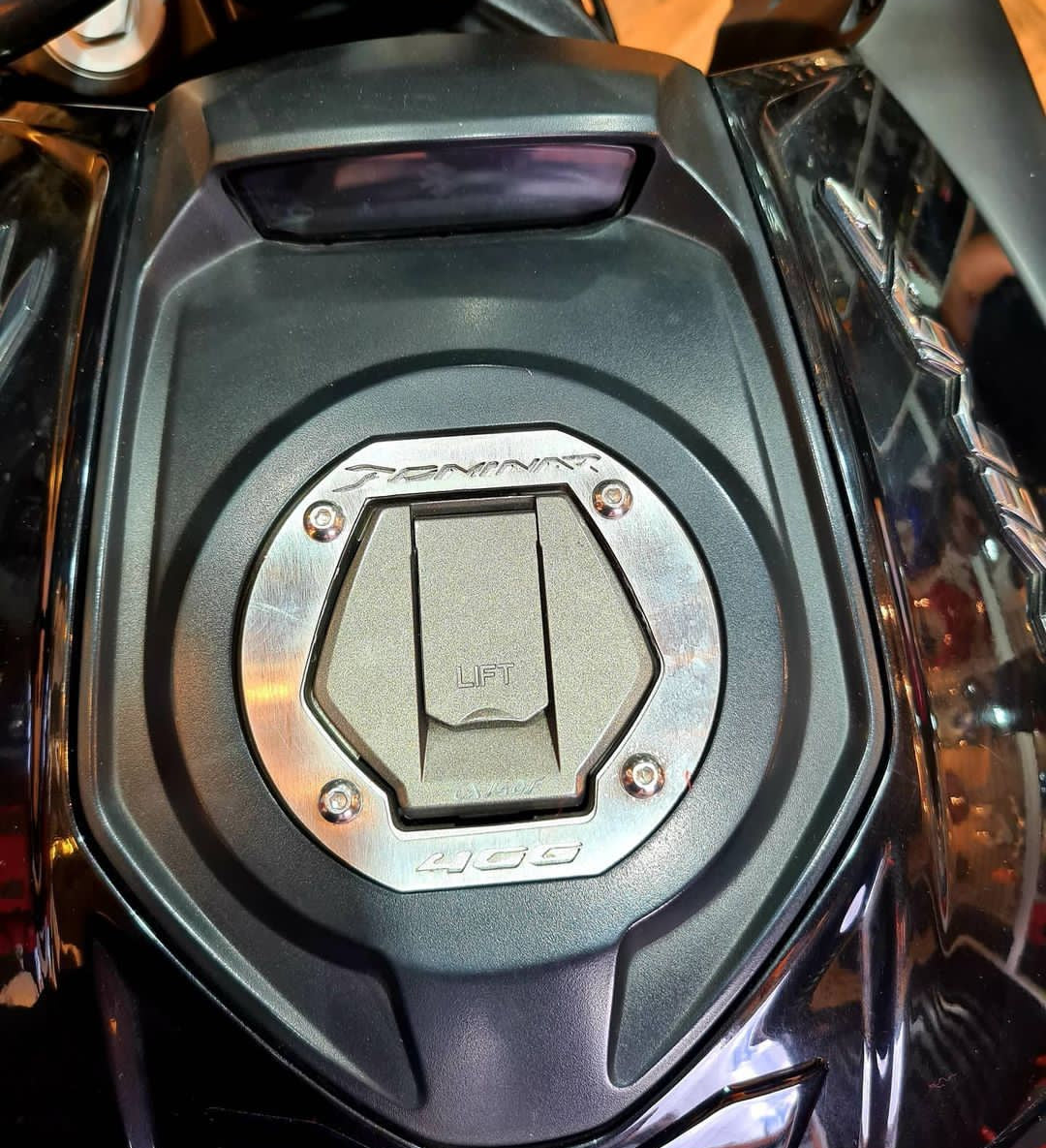 LUJO TAPA TANQUE DOMINAR400 - 250