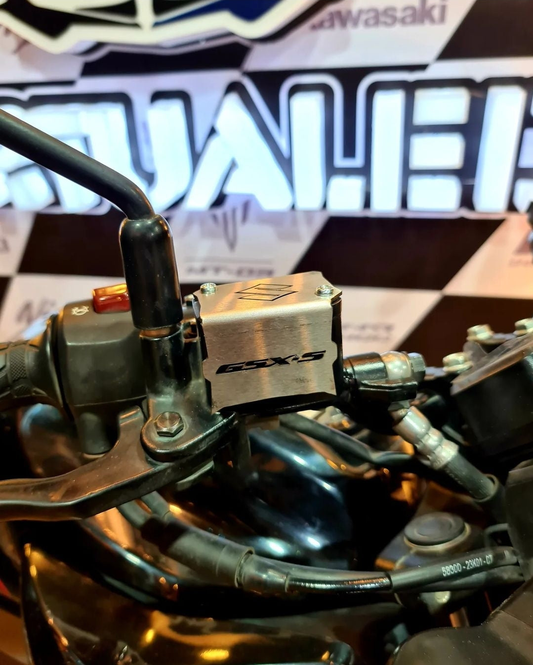 PROTECTOR BOMBA FRENÓ DELANTERO SUZUKI GSXS 150