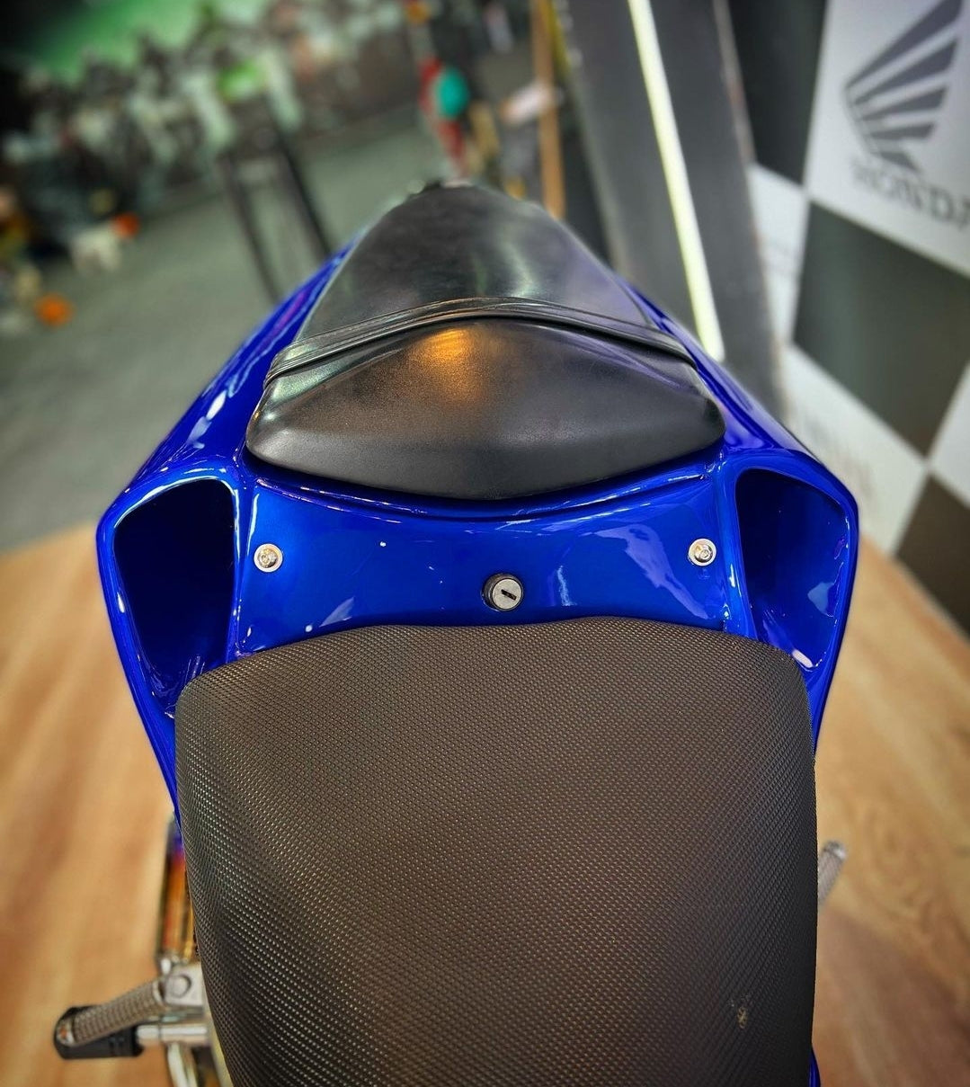COLA CON TOMAS DE AIRE YAMAHA R3