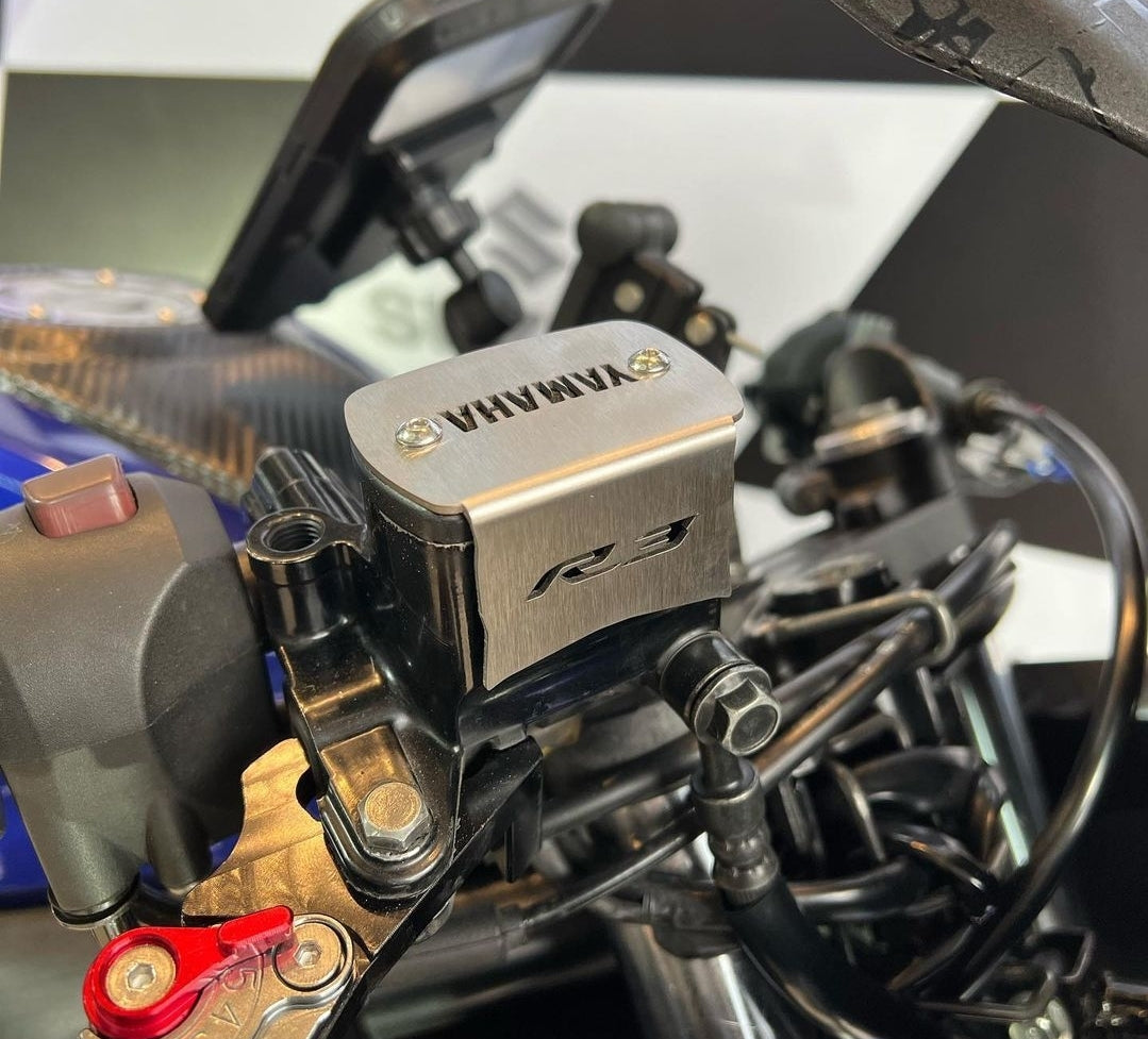 PROTECTOR BOMBA FRENO DELANTERO YAMAHA R3