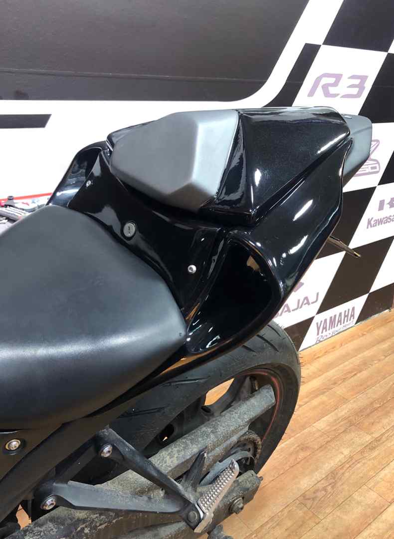 COLA CON TOMAS DE AIRE YAMAHA R3