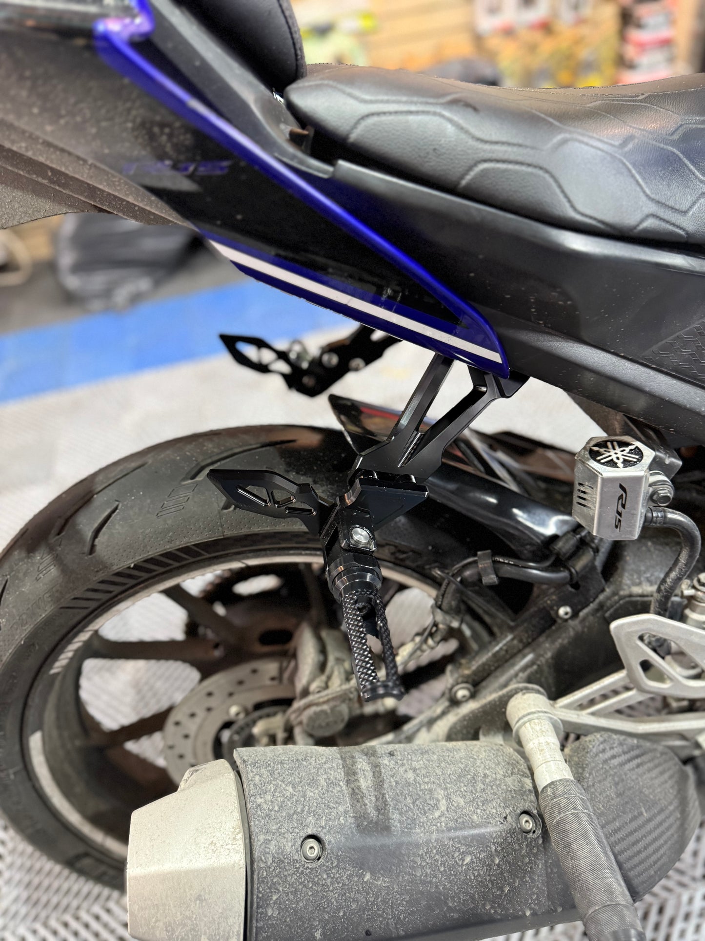 POSAPIES TRASEROS DE LUJO YAMAHA R15V3