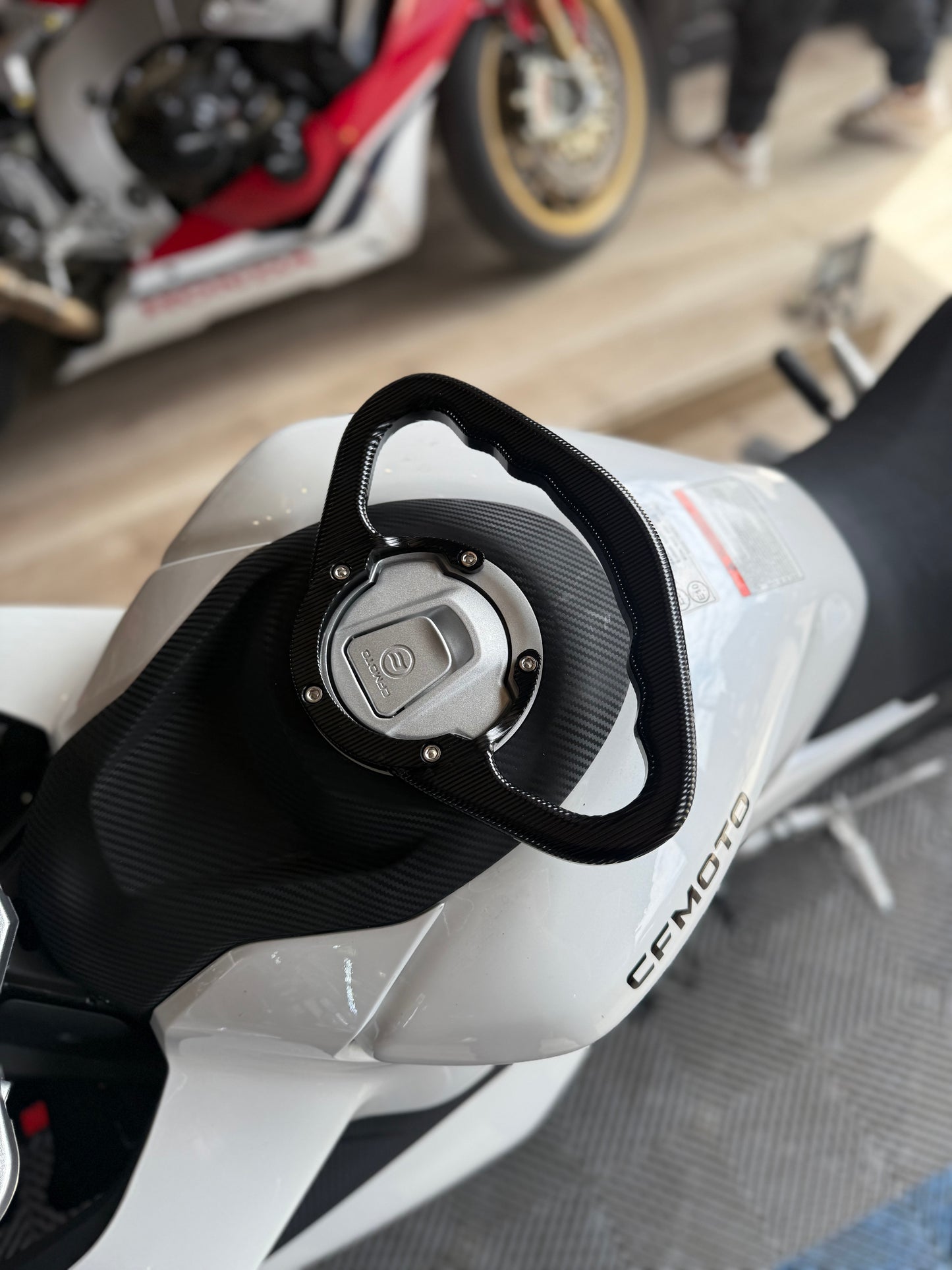 AGARRADERA TANQUE CFMOTO