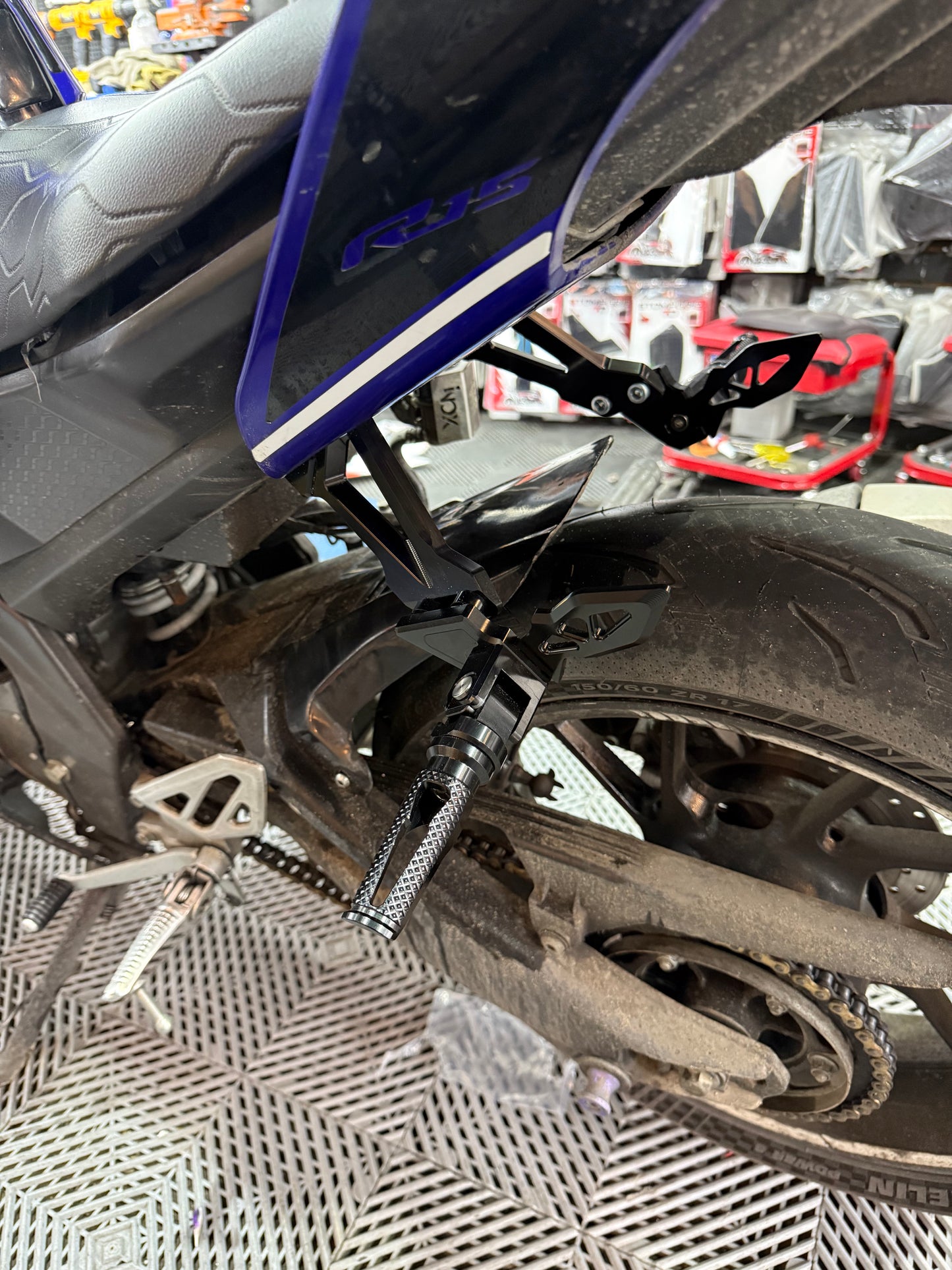 POSAPIES TRASEROS DE LUJO YAMAHA R15V3