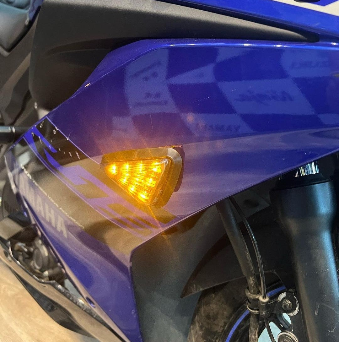 DIRECCIONALES LED TRIANGULAR DELANTERA PARA CARENADO