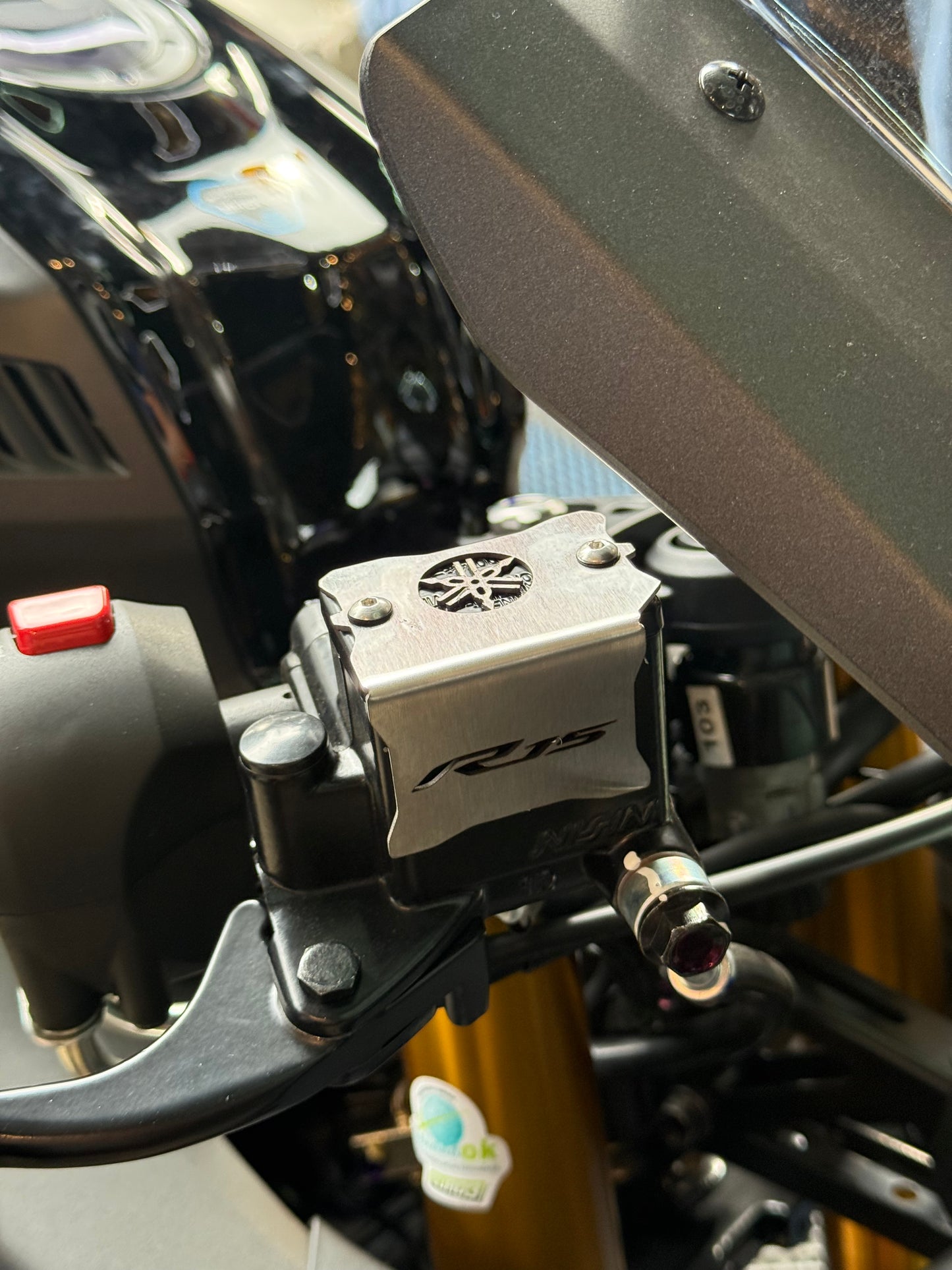 PROTECTOR BOMBA DE FRENO DELANTERO YAMAHA R15V4