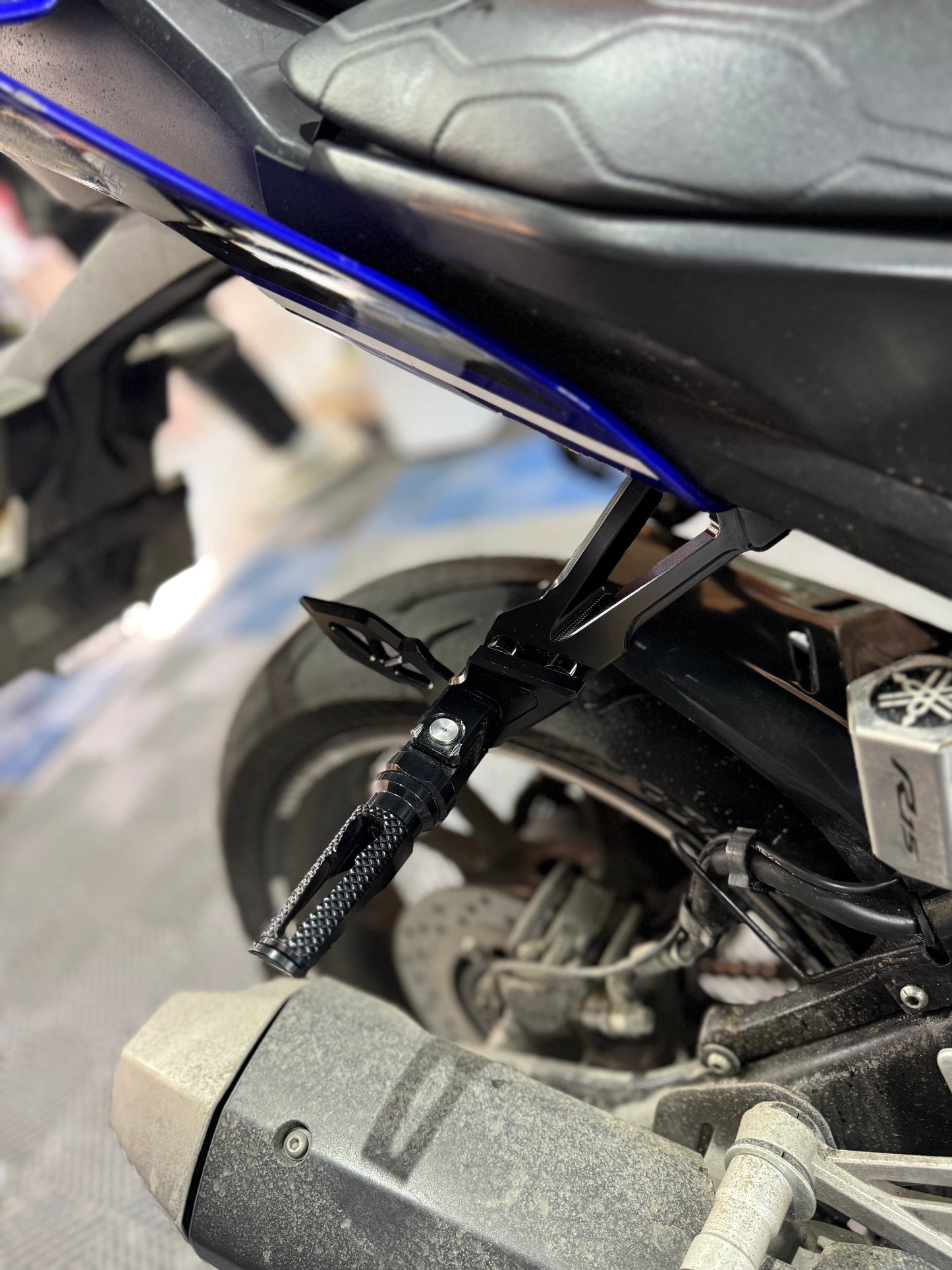 POSAPIES TRASEROS DE LUJO YAMAHA R15V3