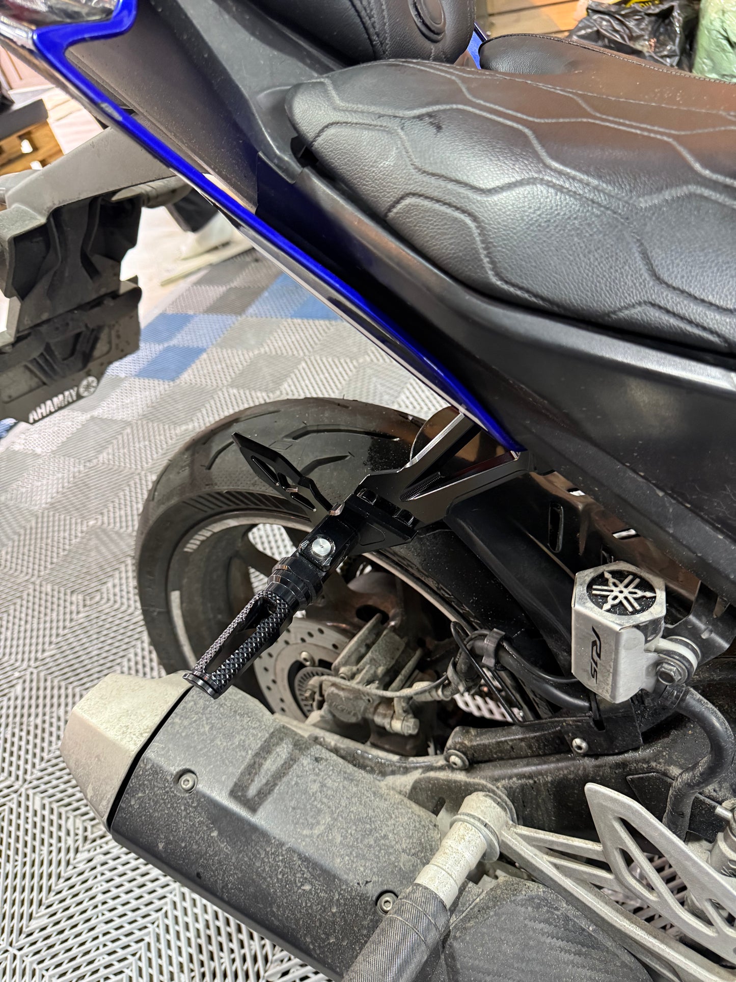 POSAPIES TRASEROS DE LUJO YAMAHA R15V3