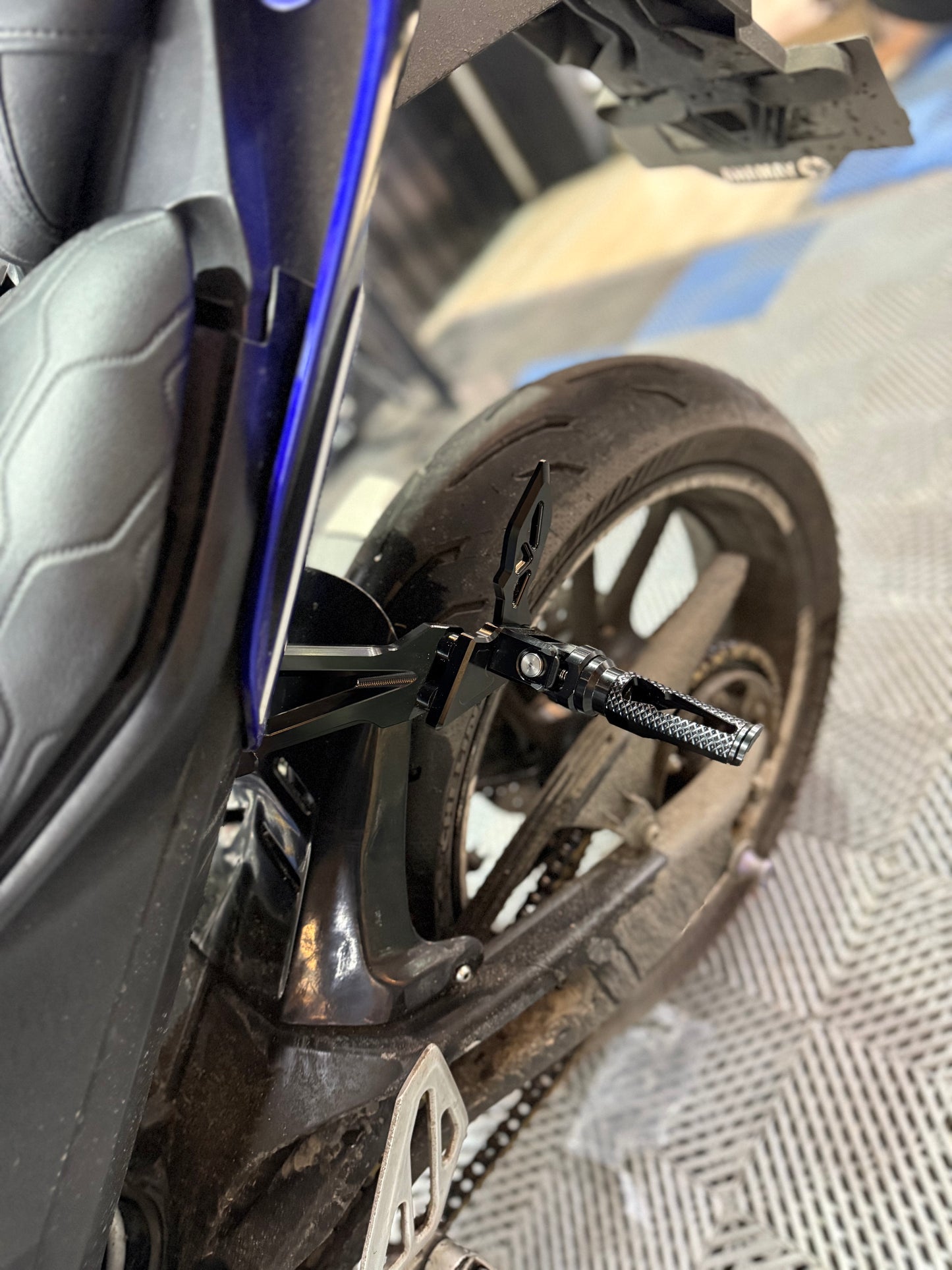 POSAPIES TRASEROS DE LUJO YAMAHA R15V3