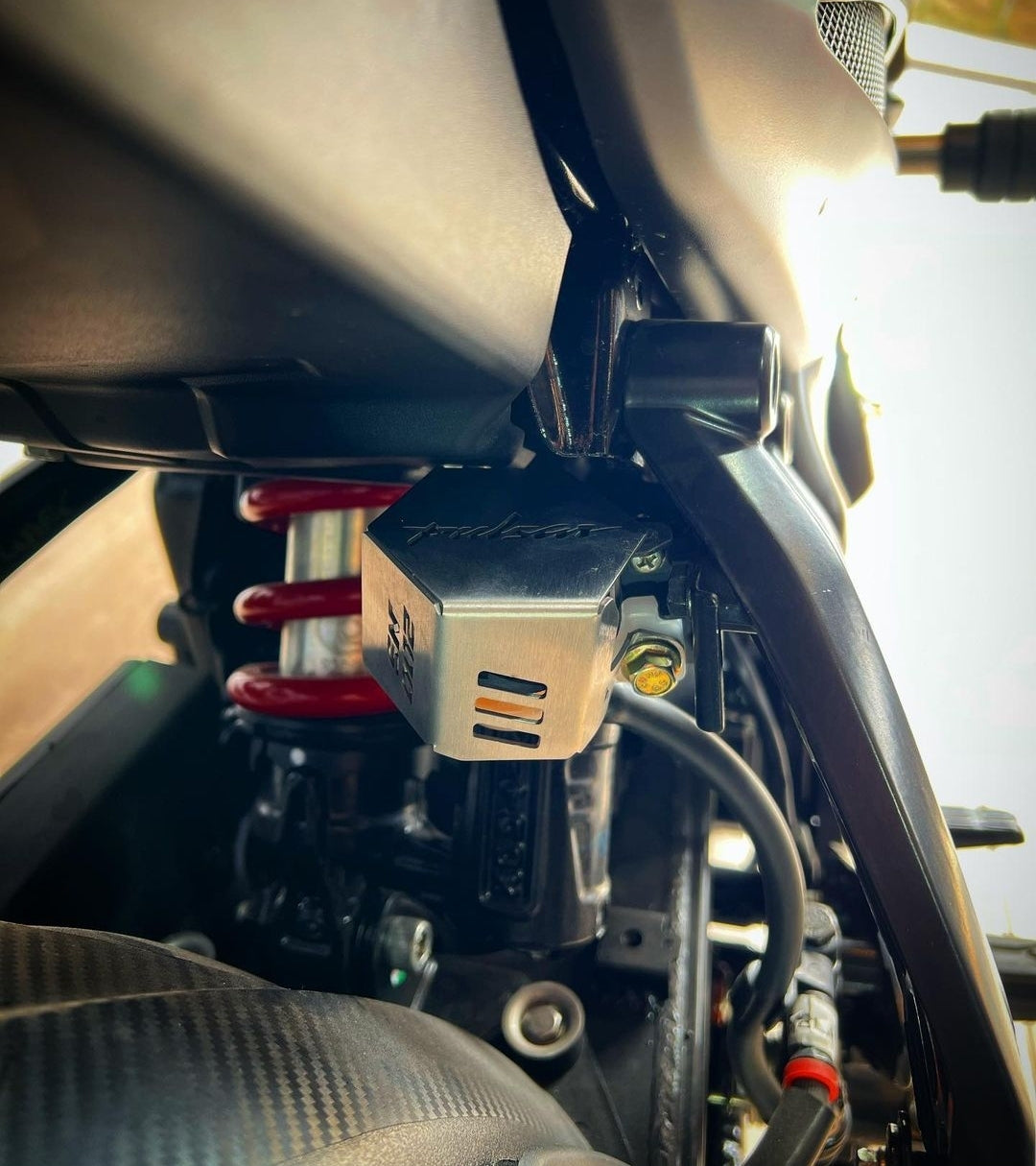 PROTECTOR DE BOMBA FRENO TRASERO PULSAR NS 200 - NS160